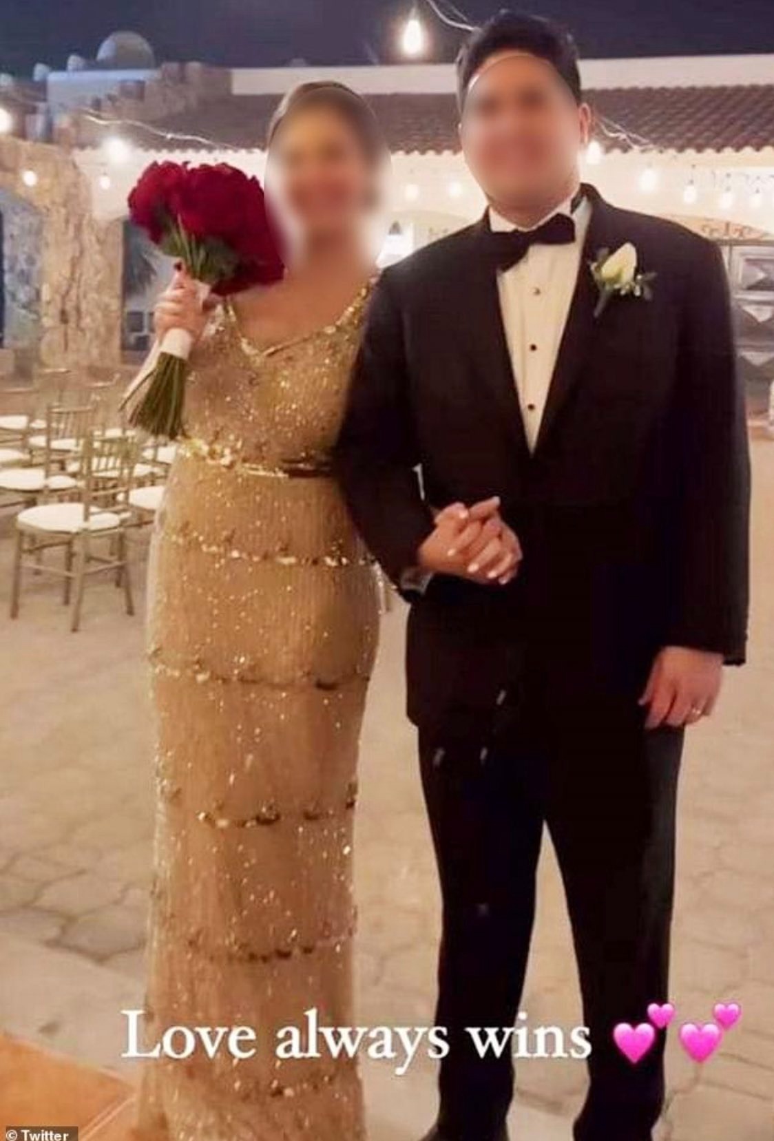 新娘之後換上金色禮服，完成婚禮。（翻自X平台）
