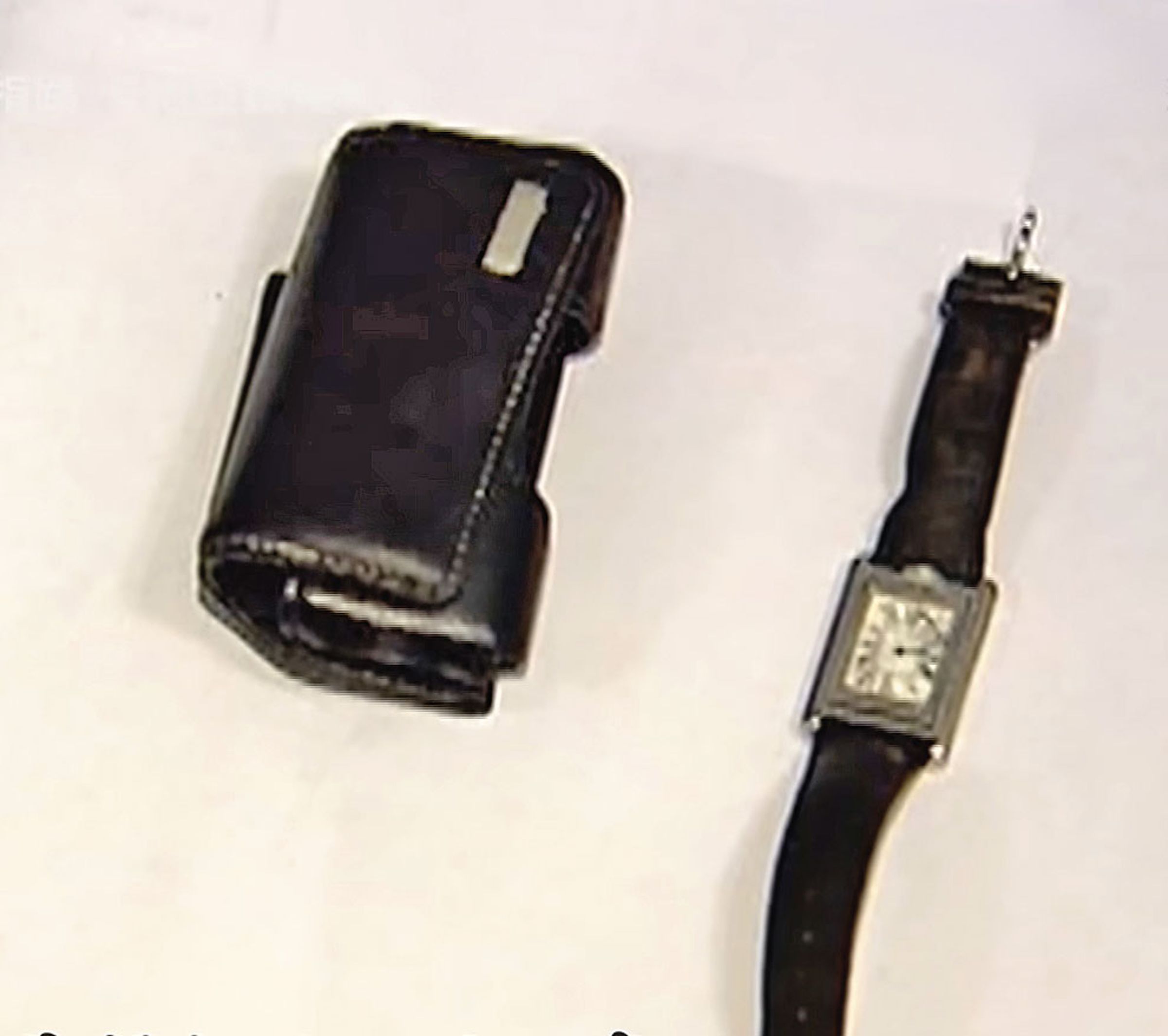 死者身上並無任何身分證明,警方遂對外公布死者隨身物品蒐集線索。(翻攝東森新聞)
