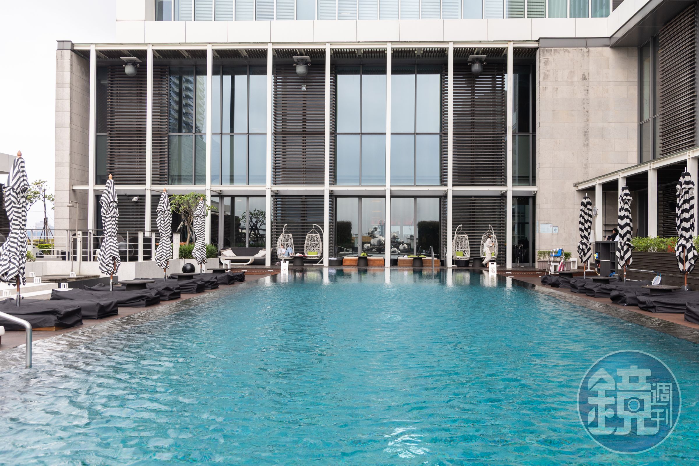 台北W Hotel的泳池很受歡迎，經常舉辦各種活動。