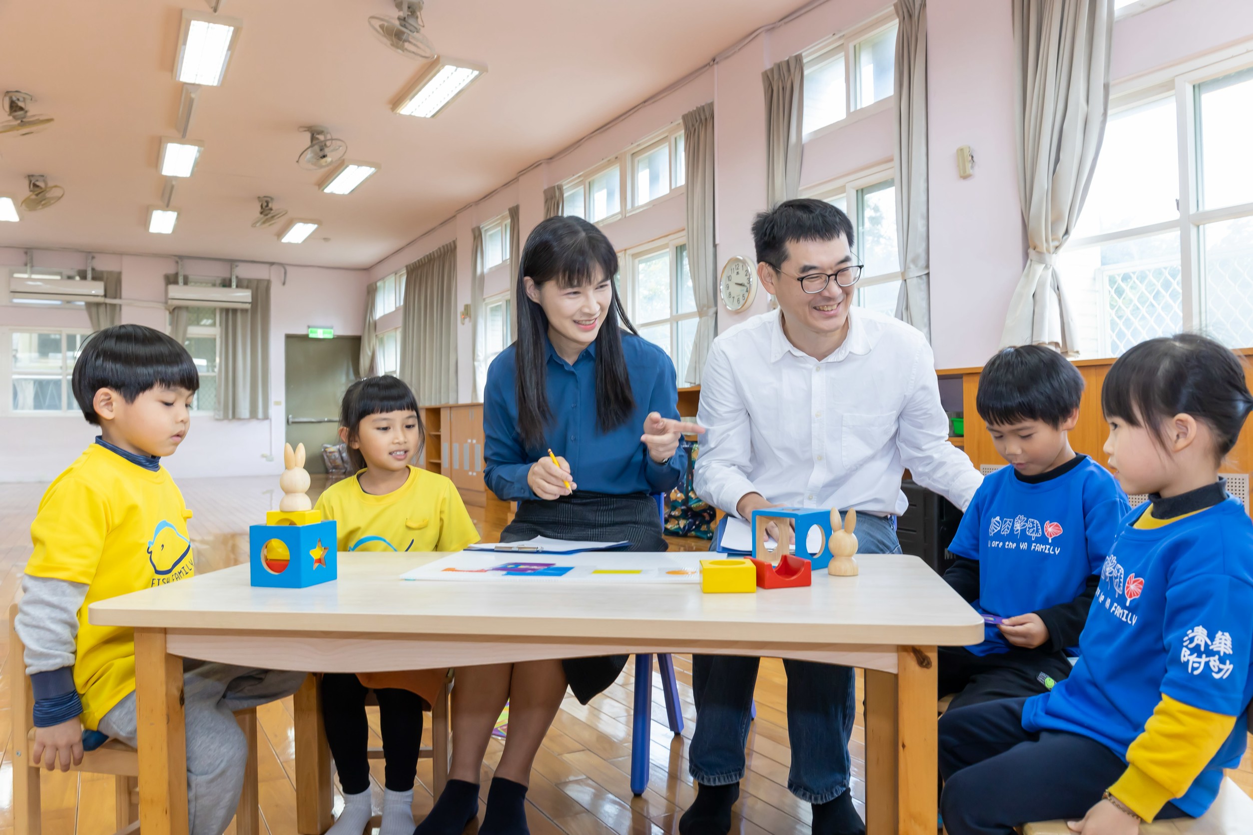 清華幼教系特聘教授周育如（左3）與生科系副教授郭崇涵（右3）引導幼兒在遊戲中合作。（清華大學提供）