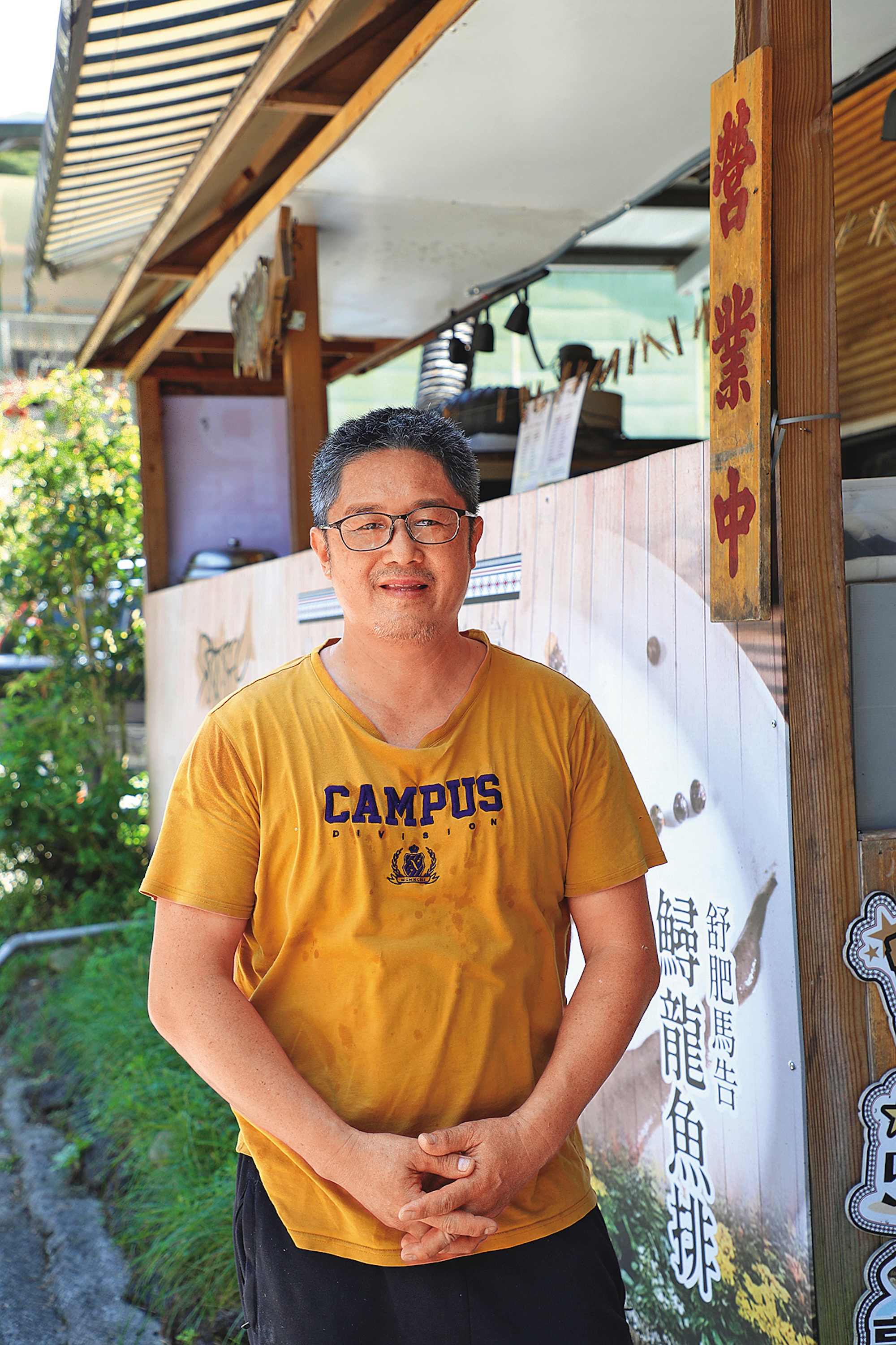 老闆簡建中擁有超過20年高山冷泉漁業養殖經驗，能提供品質極佳的鱒魚、鱘龍魚與苦花魚料理。