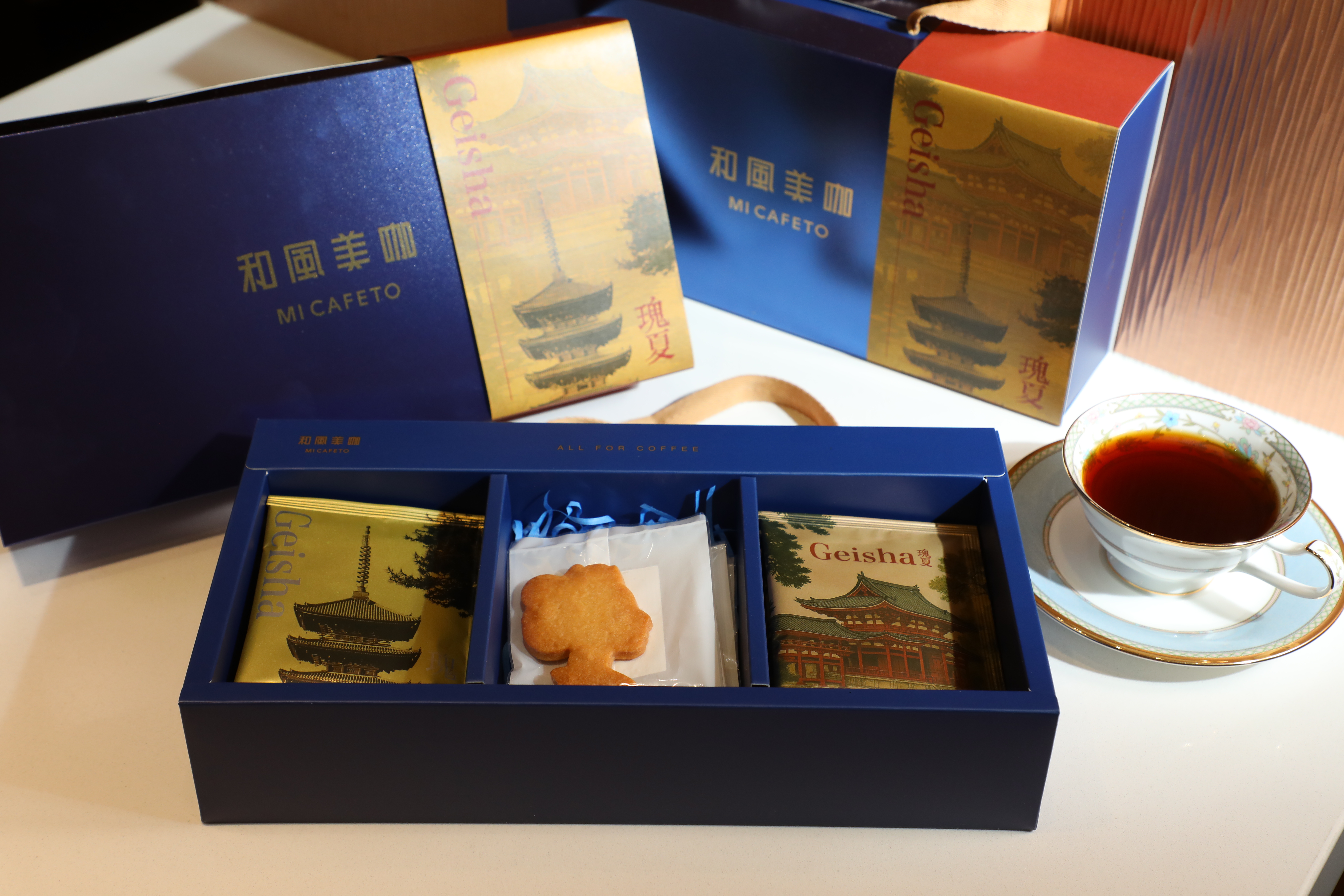 以濾掛包為主的「藝伎瑰夏珍藏禮盒」，包裝充滿京都風情。（2,380元／盒）