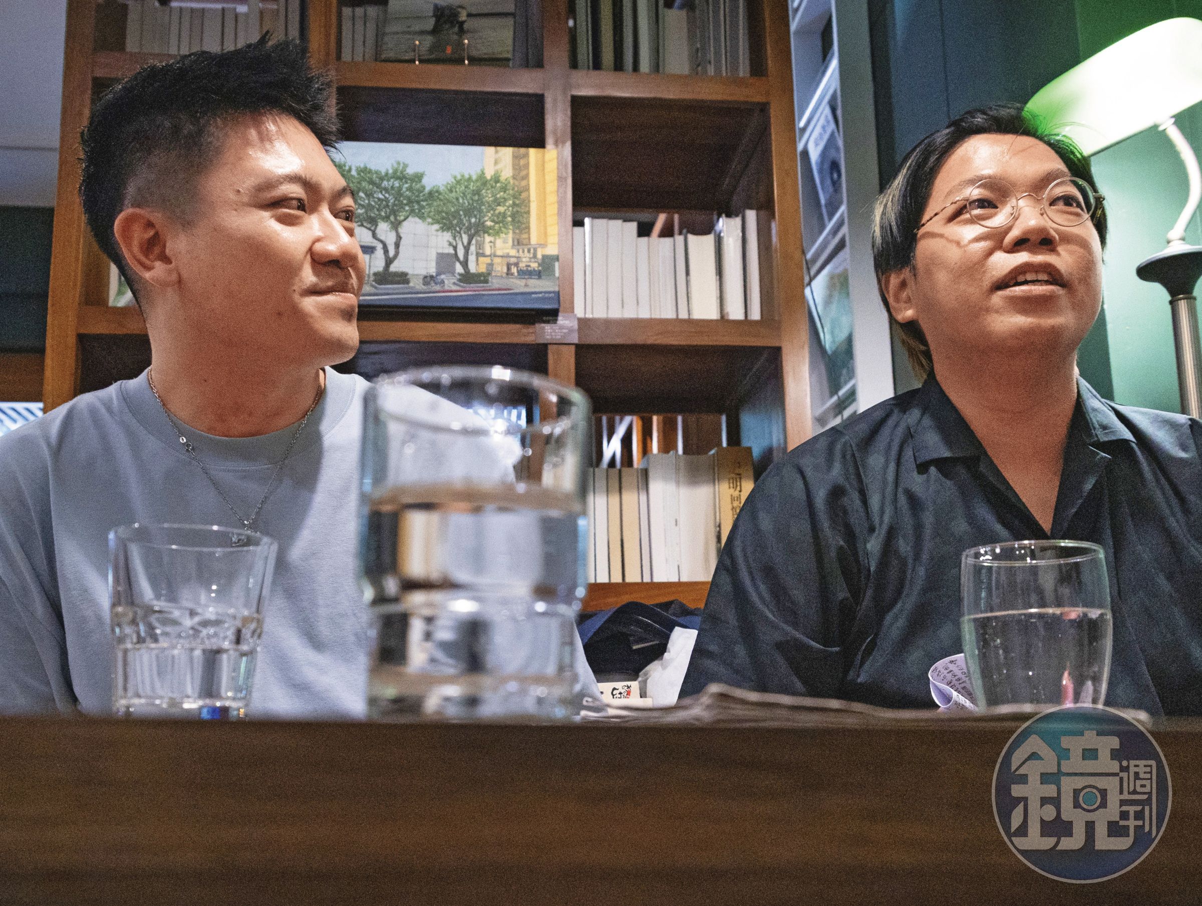 寶可夢（右）與他的伴侶作家賴盈璋（左）。賴盈璋將陪病日常寫成散文集《因為神奇，所以寶貝！》。