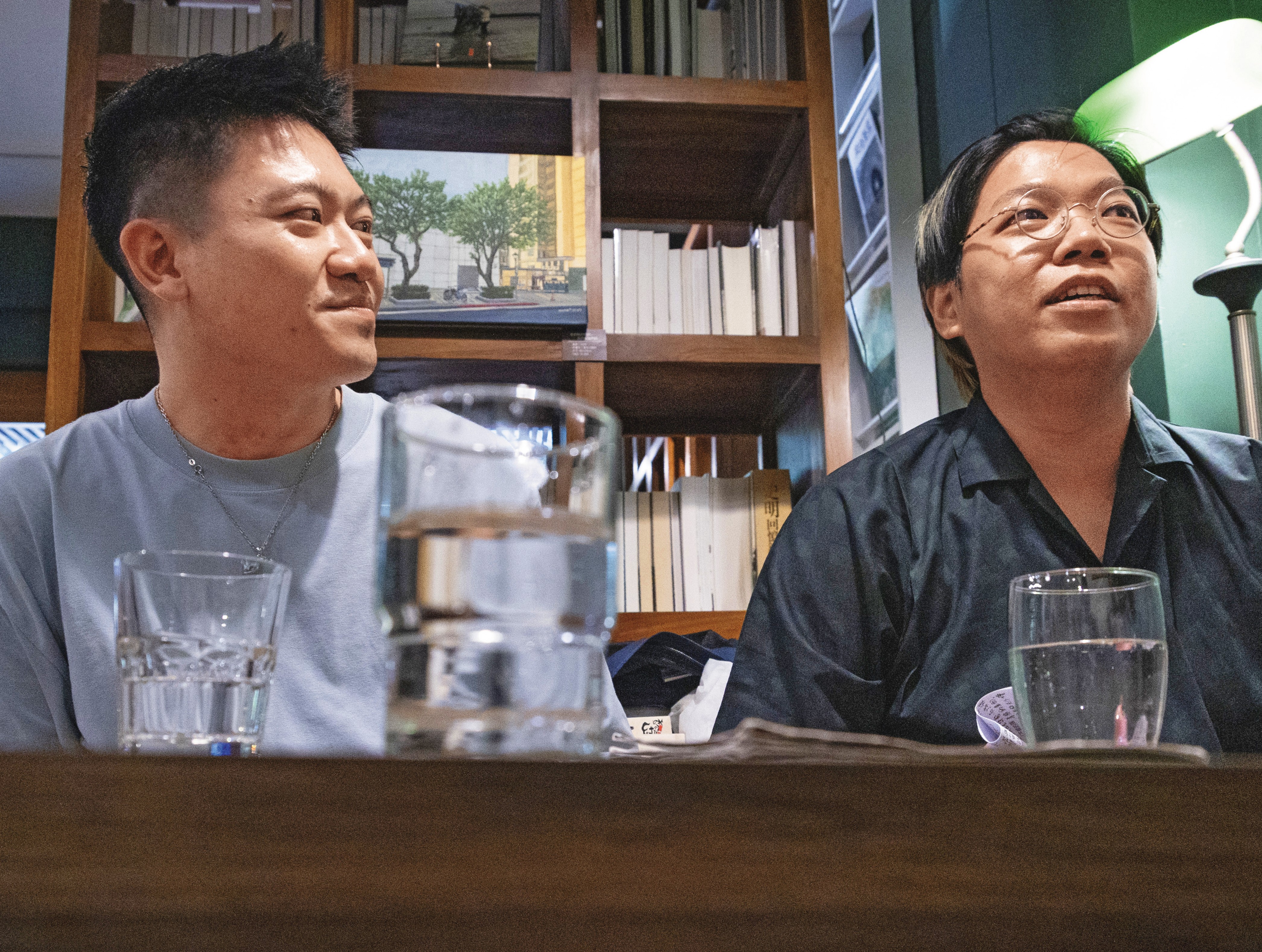 寶可夢(右)與他的伴侶作家賴盈璋(左)。賴盈璋將陪病日常寫成散文集《因為神奇,所以寶貝!》。