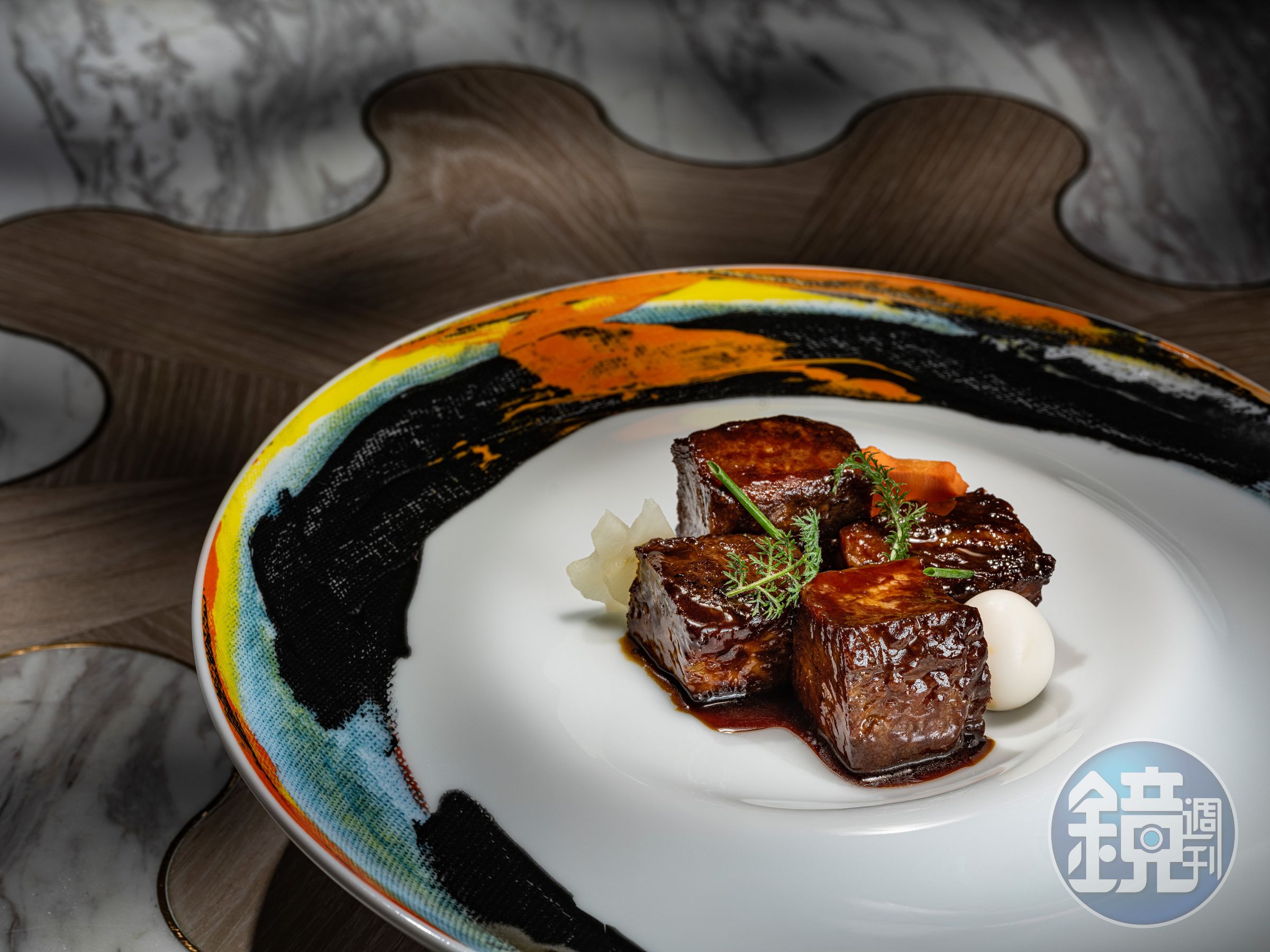 「48小時慢燉和牛肋肉」是主廚傳承自母親的菜色,最大特徵是加了鵪鶉蛋。(港幣498元/份,約NT$)(Akira Back提供)