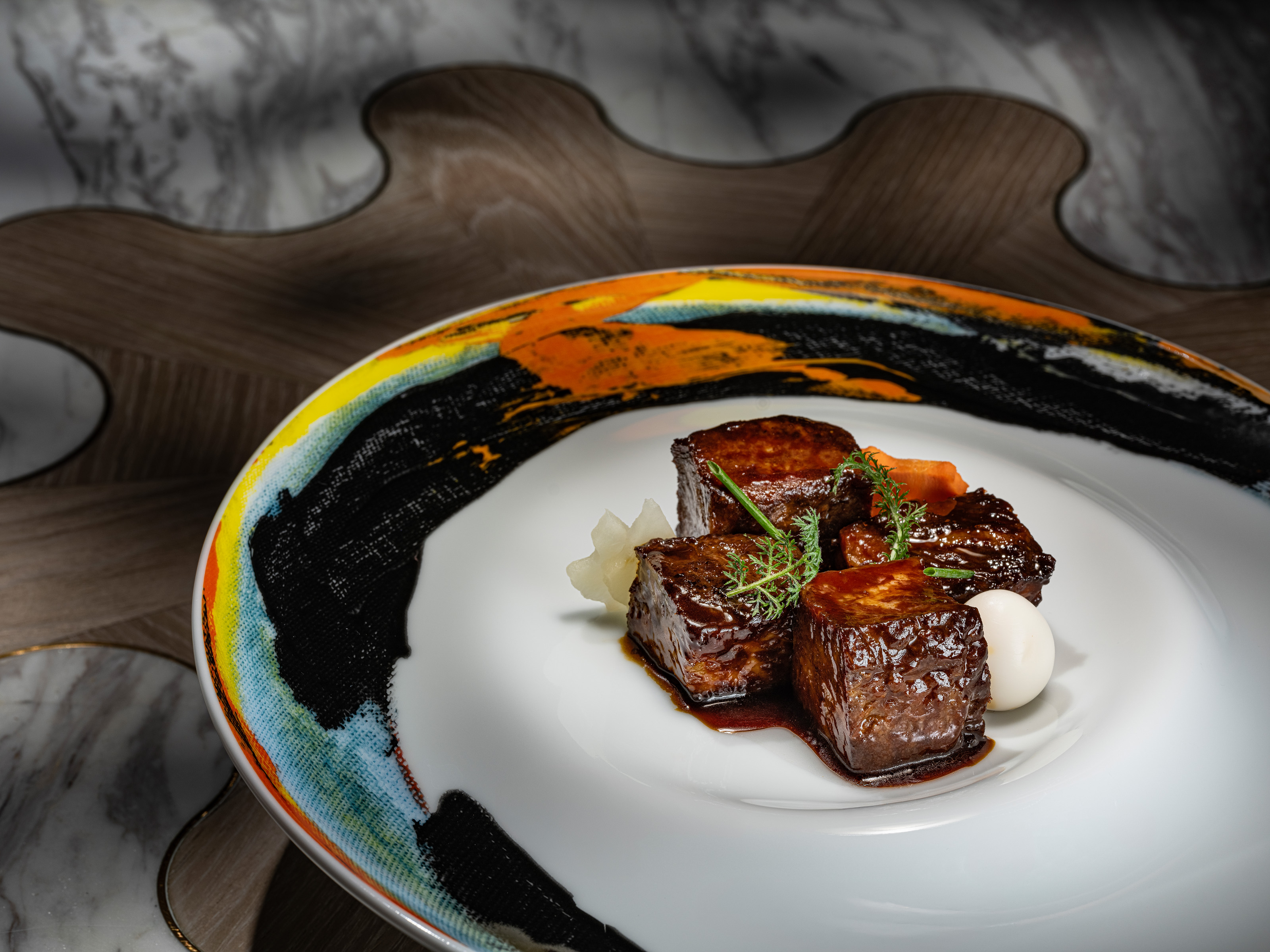 「48小時慢燉和牛肋肉」是主廚傳承自母親的菜色，最大特徵是加了鵪鶉蛋。（港幣498元／份，約NT$）（Akira Back提供）