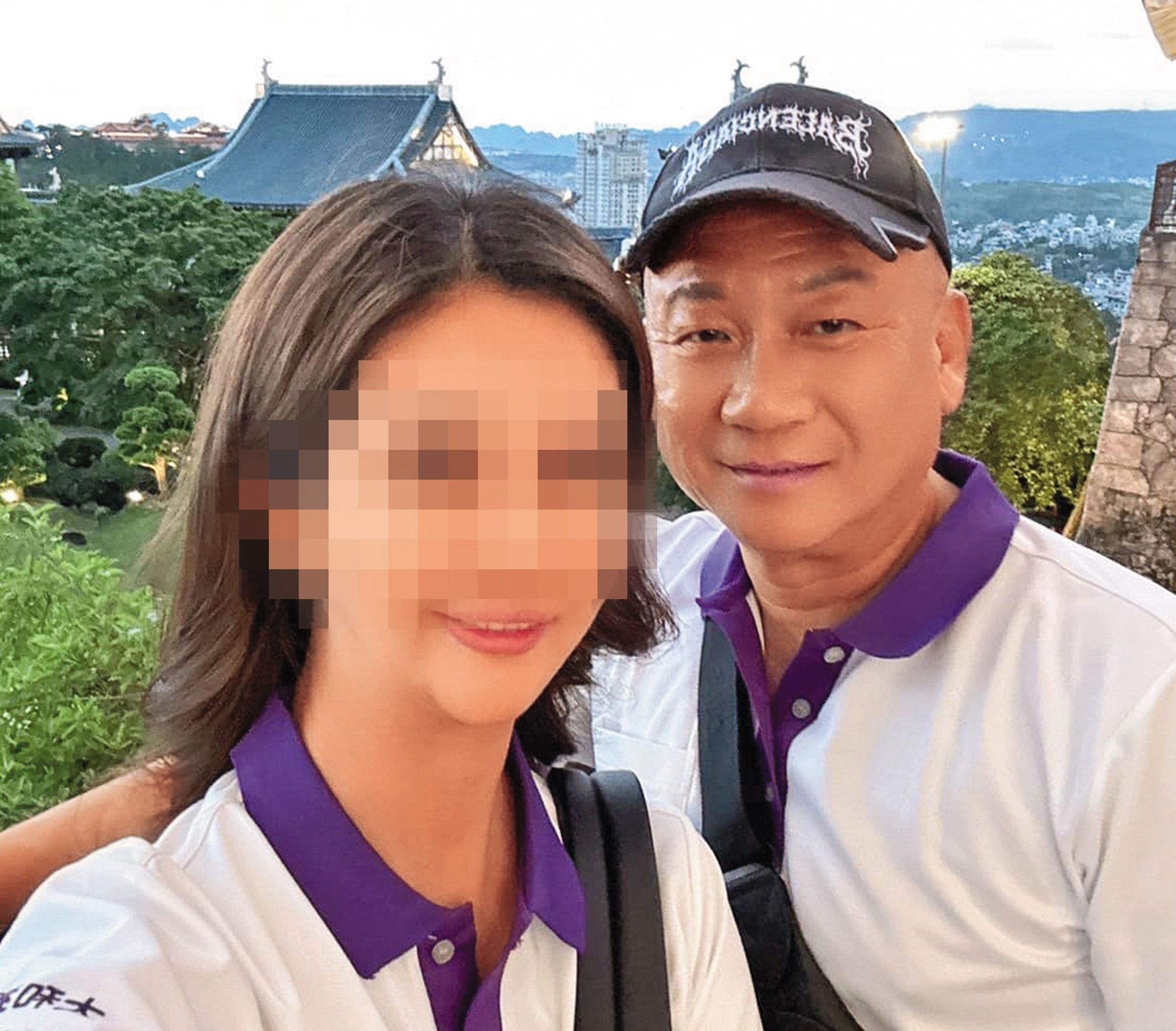 向孝維(右)相當光明正大地另組家庭,且小三(左)已成居之友的董事,如同正宮一般。(翻攝自向孝維臉書)