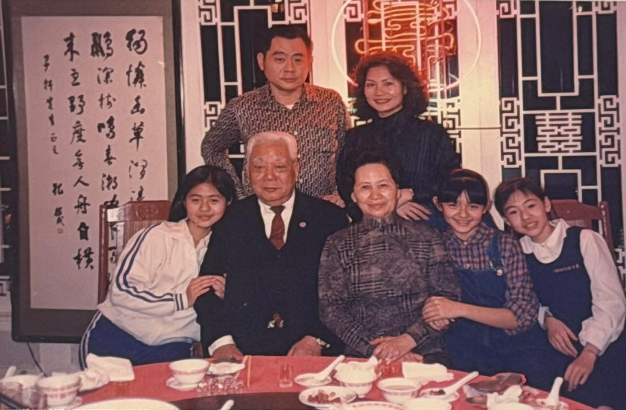 ASOS出道後,大S用第一筆收入租了一輛白色凱迪拉克,載爺爺到熟悉的理髮店,只為完成爺爺「坐一次凱迪拉克」的心願。翻攝自小S臉書。