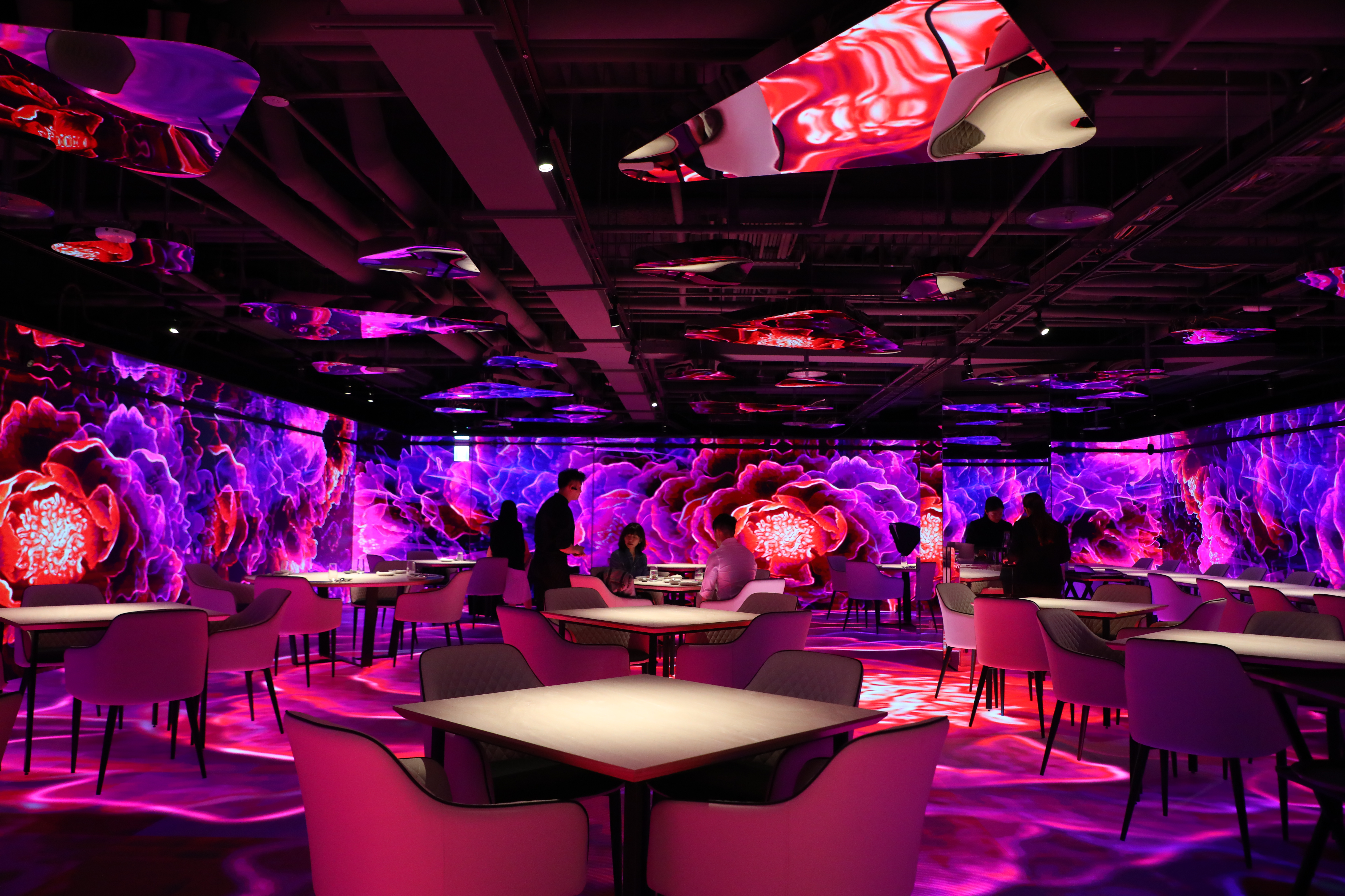 聯嘉光電跨界餐飲，新開幕的「eoi極致餐飲」以自家研發5年的新產品Mini LED次世代顯示屏，打造3D虛擬實境用餐體驗。