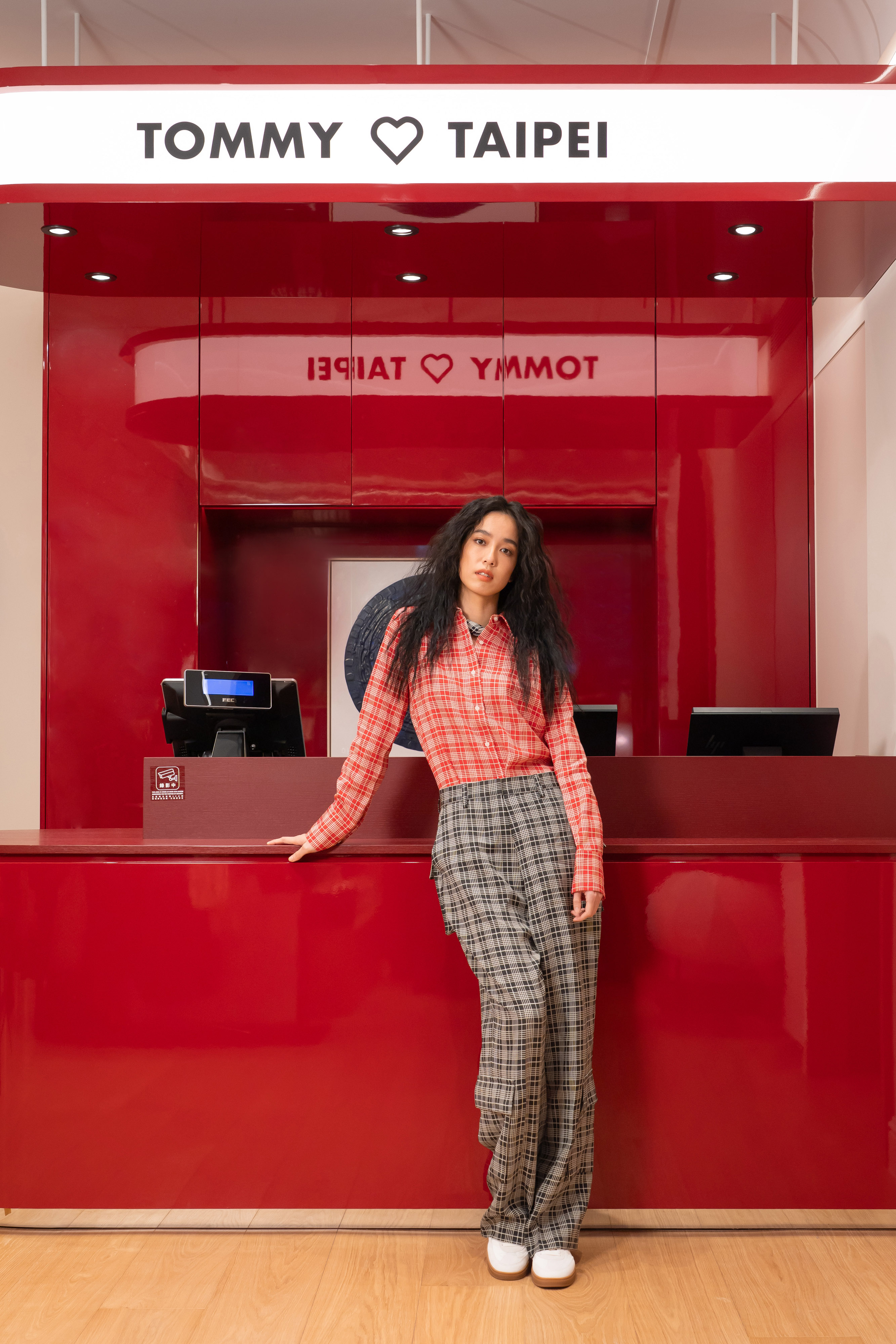 陳庭妮身穿格紋襯衫NT$7,780、格紋工裝長褲NT$11,800。(TOMMY HILFIGER提供)