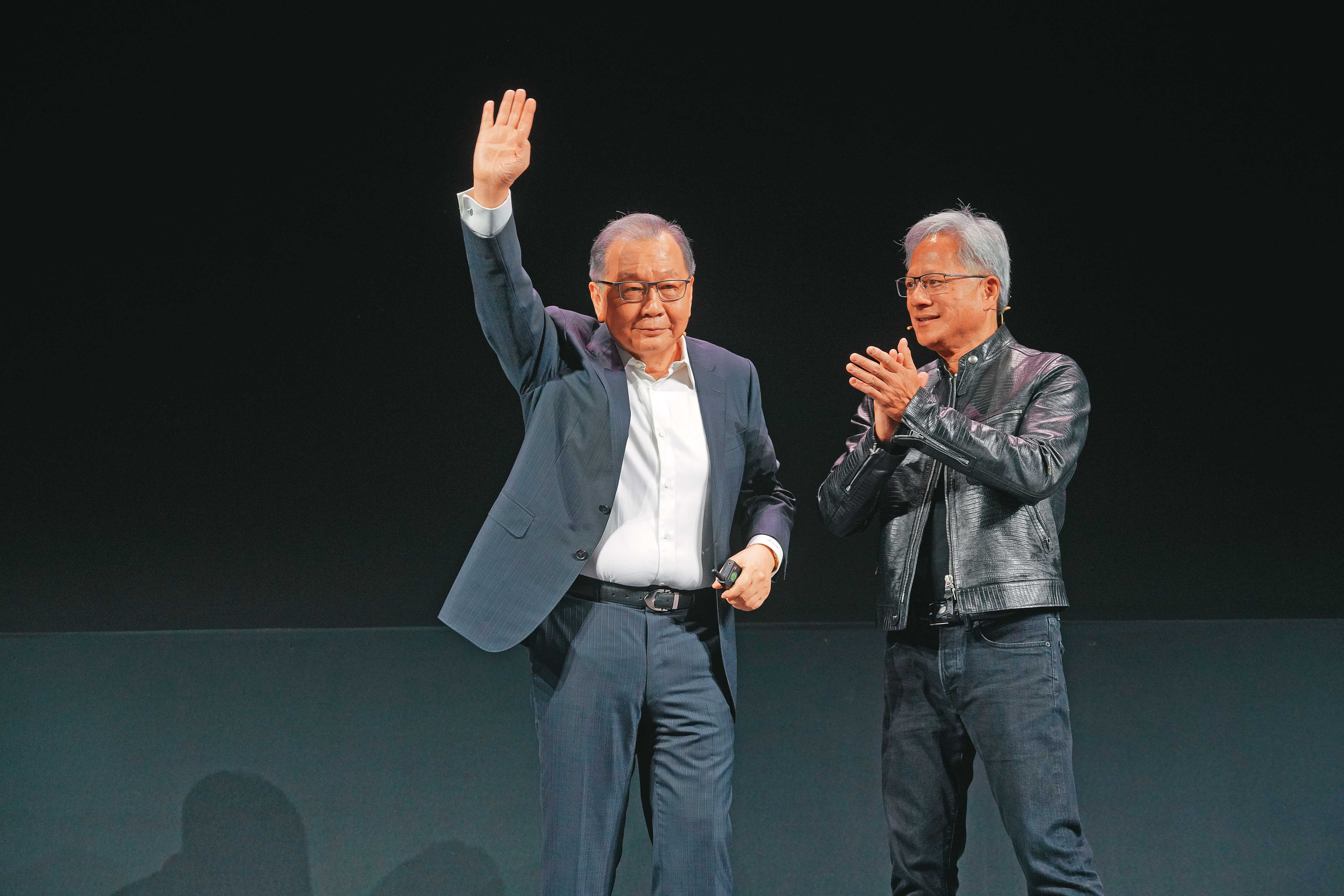 輝達創辦人黃仁勳與蔡力行一起宣布合作AI PC晶片，今年將大量出貨。