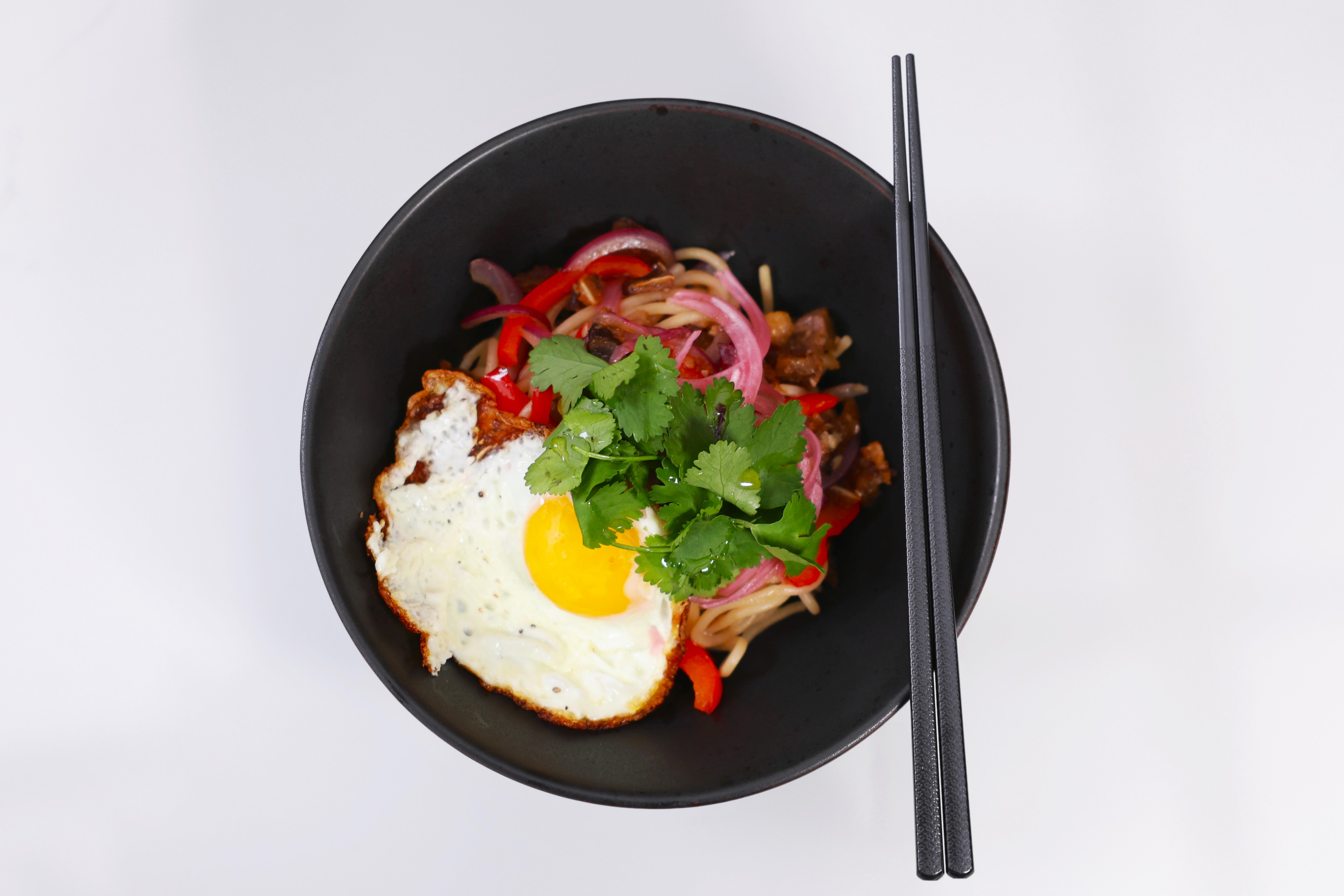 「鐵板西西格」的肉丁脆口鹹香，配直麵吃很夠味涮嘴。（270元／份，pastaio noodle café提供）