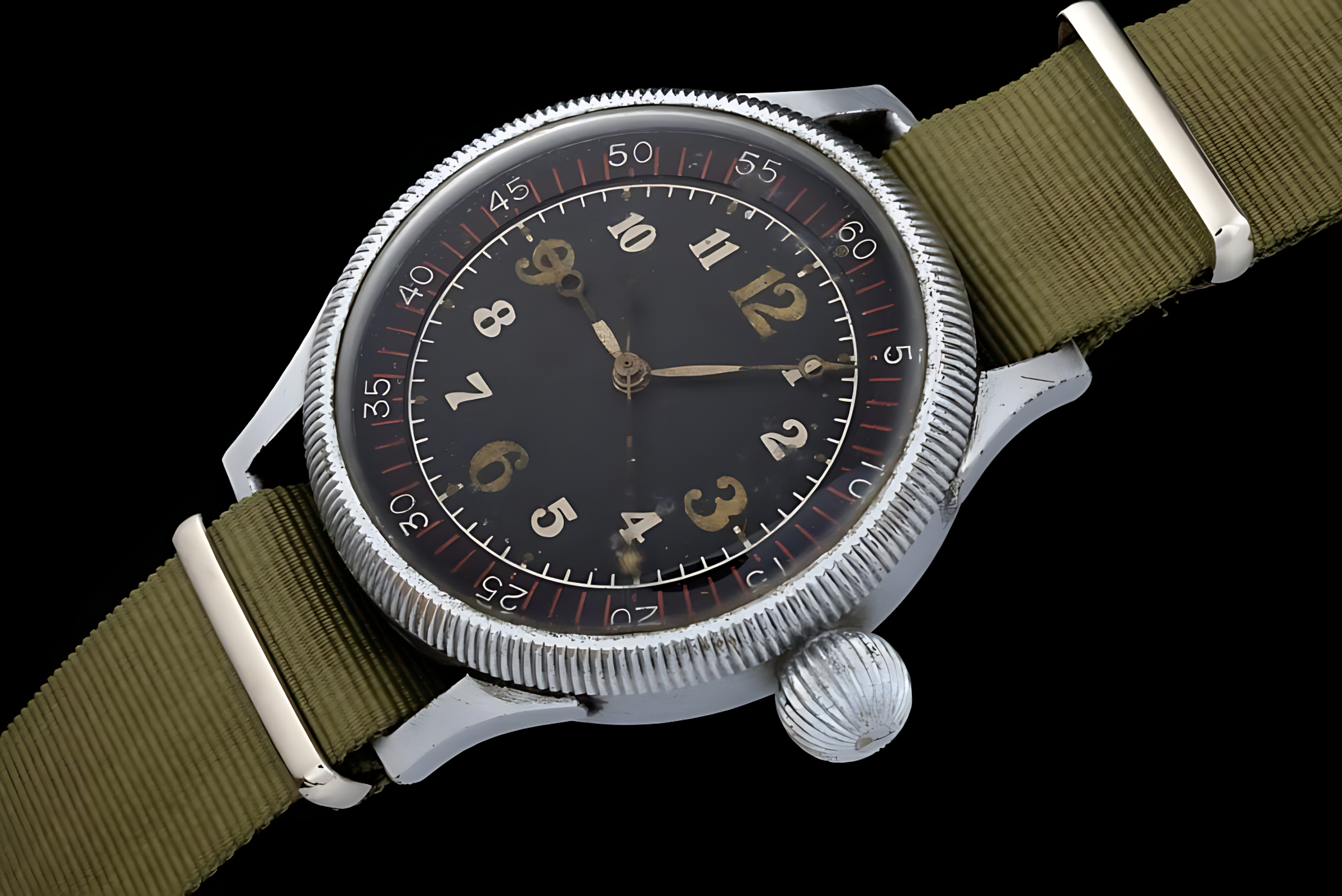 1940 年代初，SEIKOSHA 為日本陸海軍製造天測時計，具備 48.5mm 大錶徑、夜光面盤與鍍鎳銅殼，專用於高空觀測與導航用途。