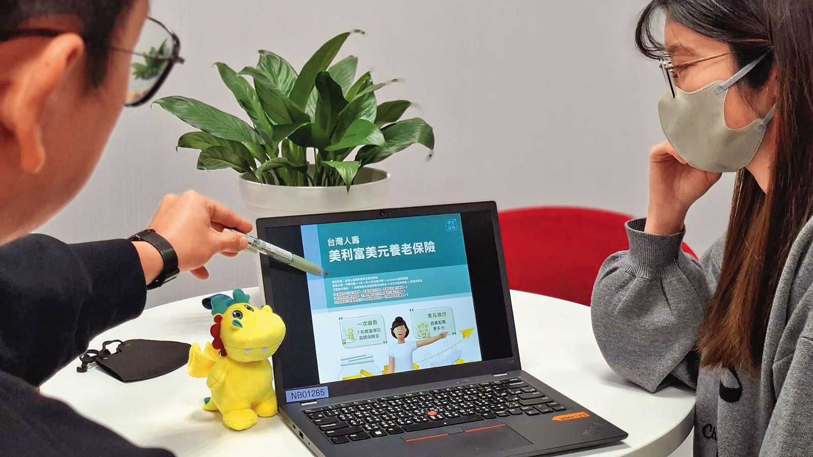 美元保單比拚2／4%鎖利養老險掀市場搶購　台壽首發破10億、各大壽險跟進