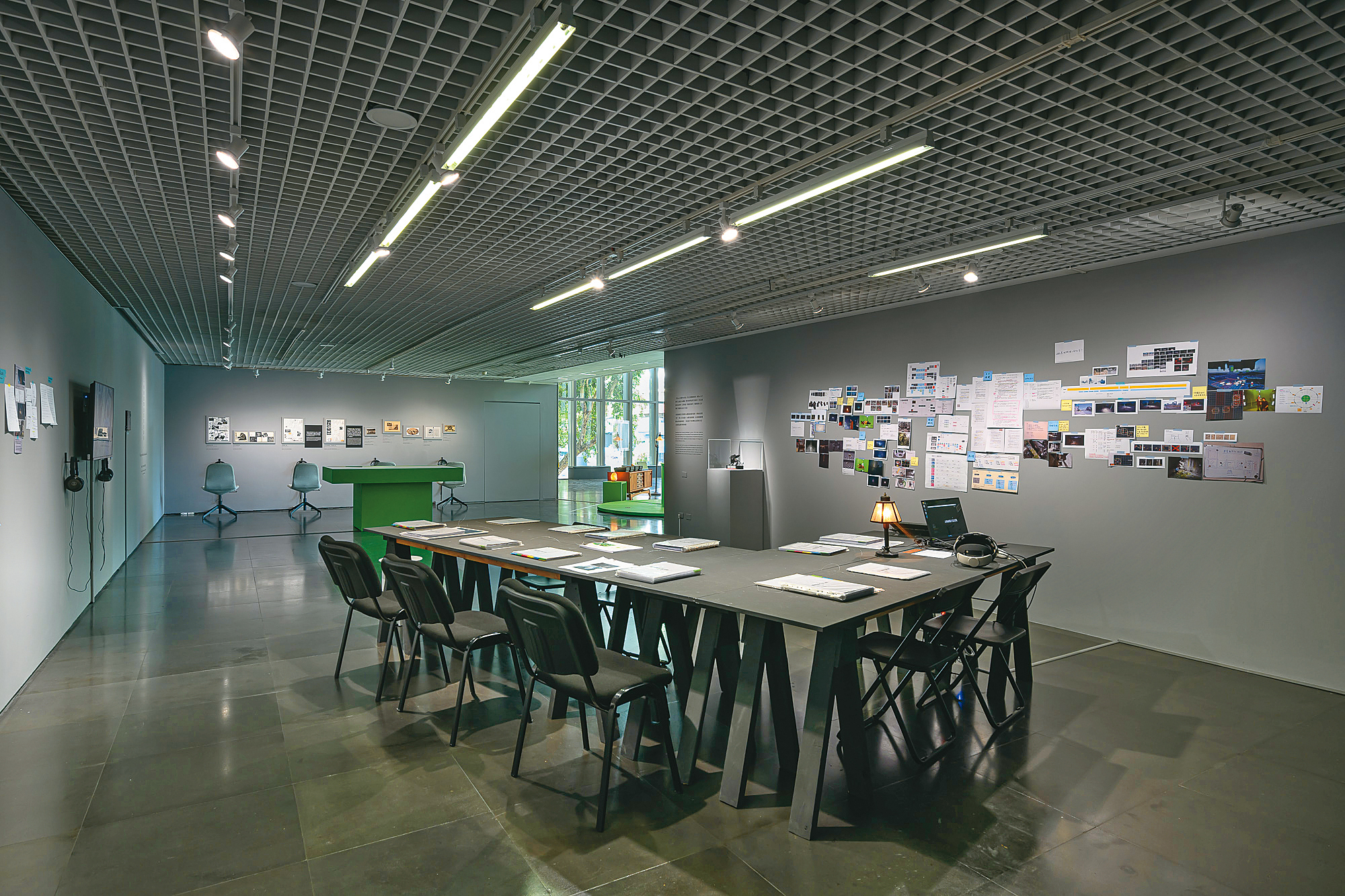 北師美術館的VR幕後工作區,展示陳芯宜及團隊的完整創作歷程和手稿。(北師美術館提供╱王世邦AnpisWang攝影)