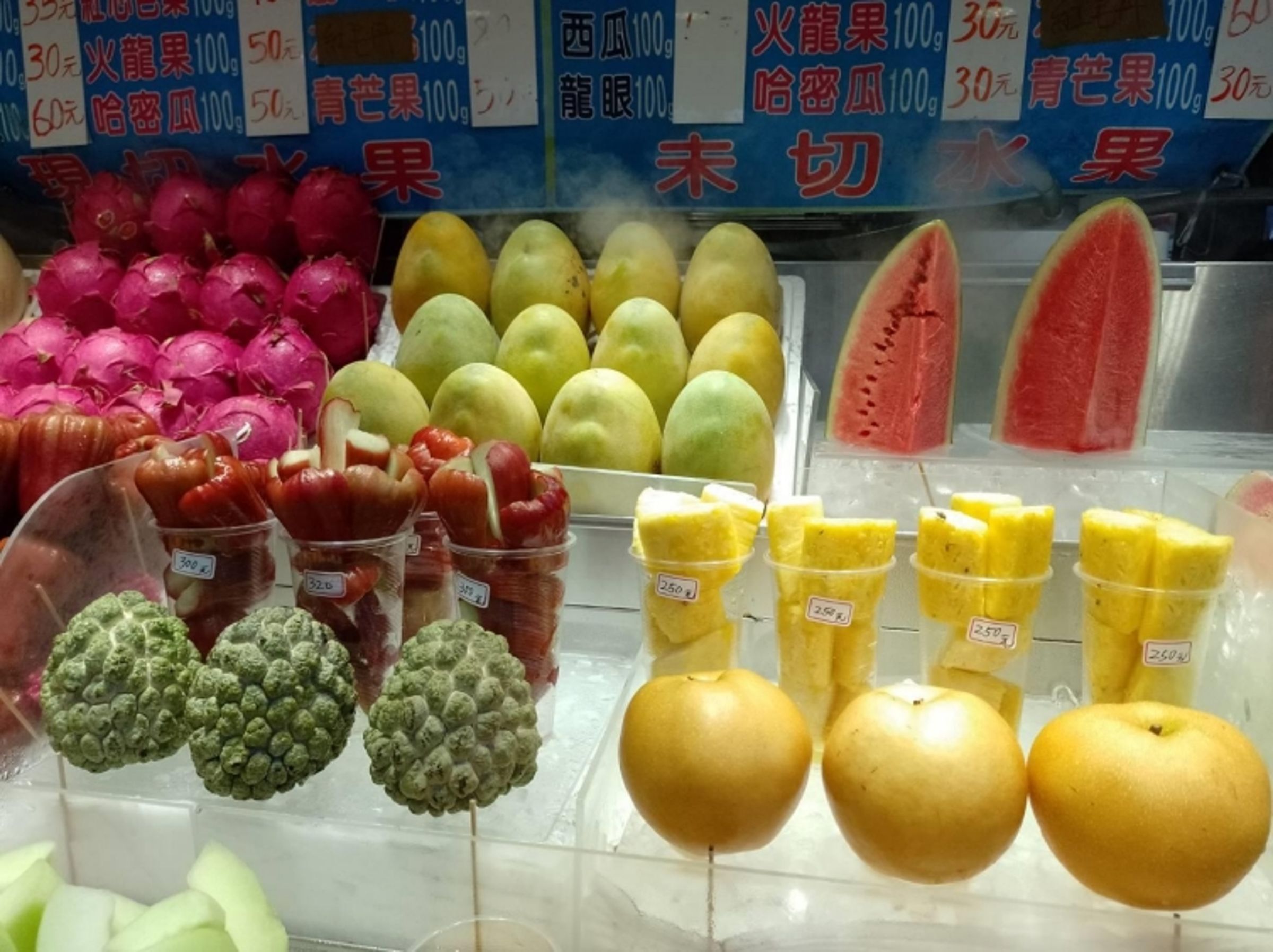 經商業處抽查並輔導後,西門町商圈現切水果店家已有明確標示價格。(北市商業處提供)