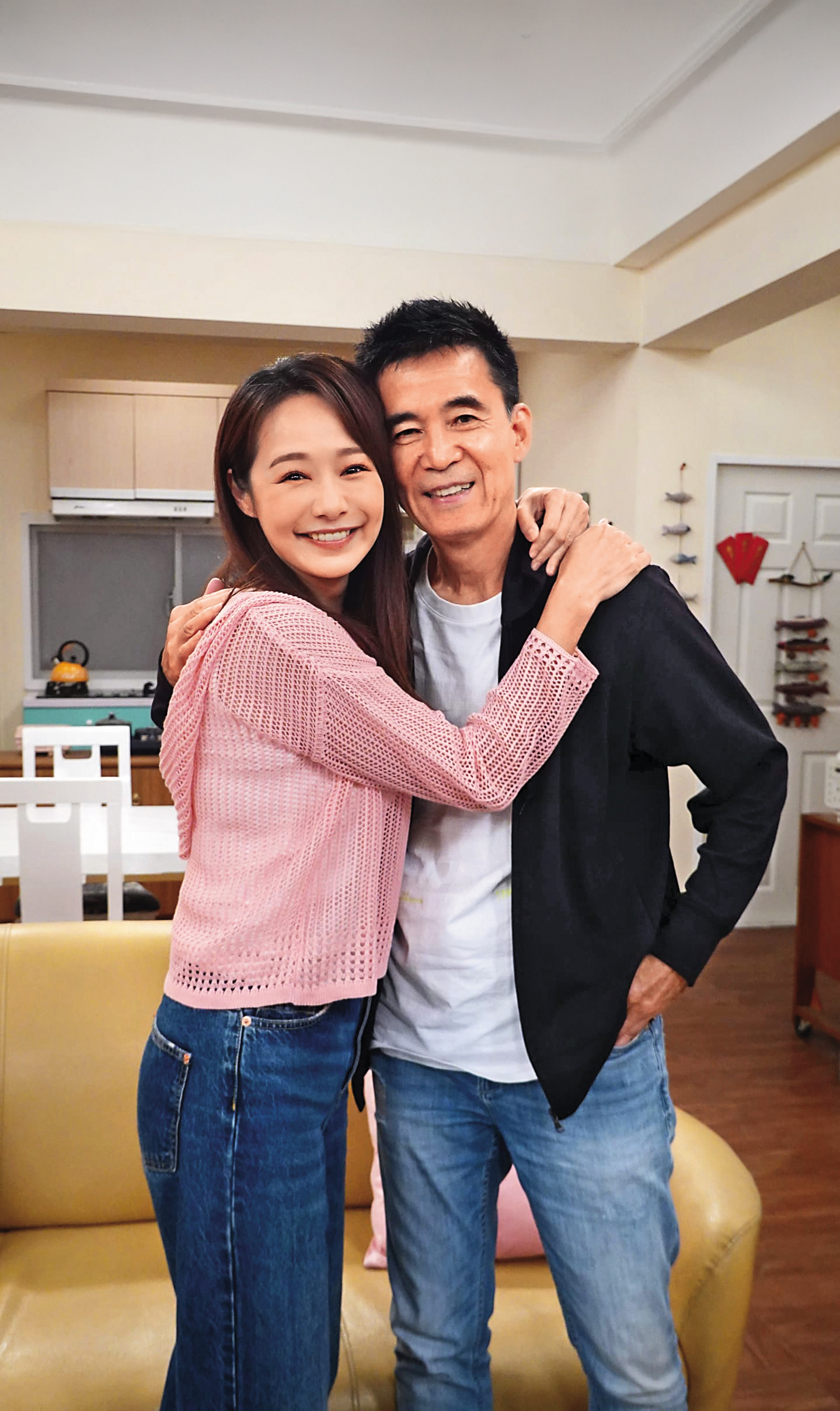 王為（右）執導時親切認真，據悉和茵芙（左）等演員們都打成一片，有好交情。（翻攝自王為臉書）