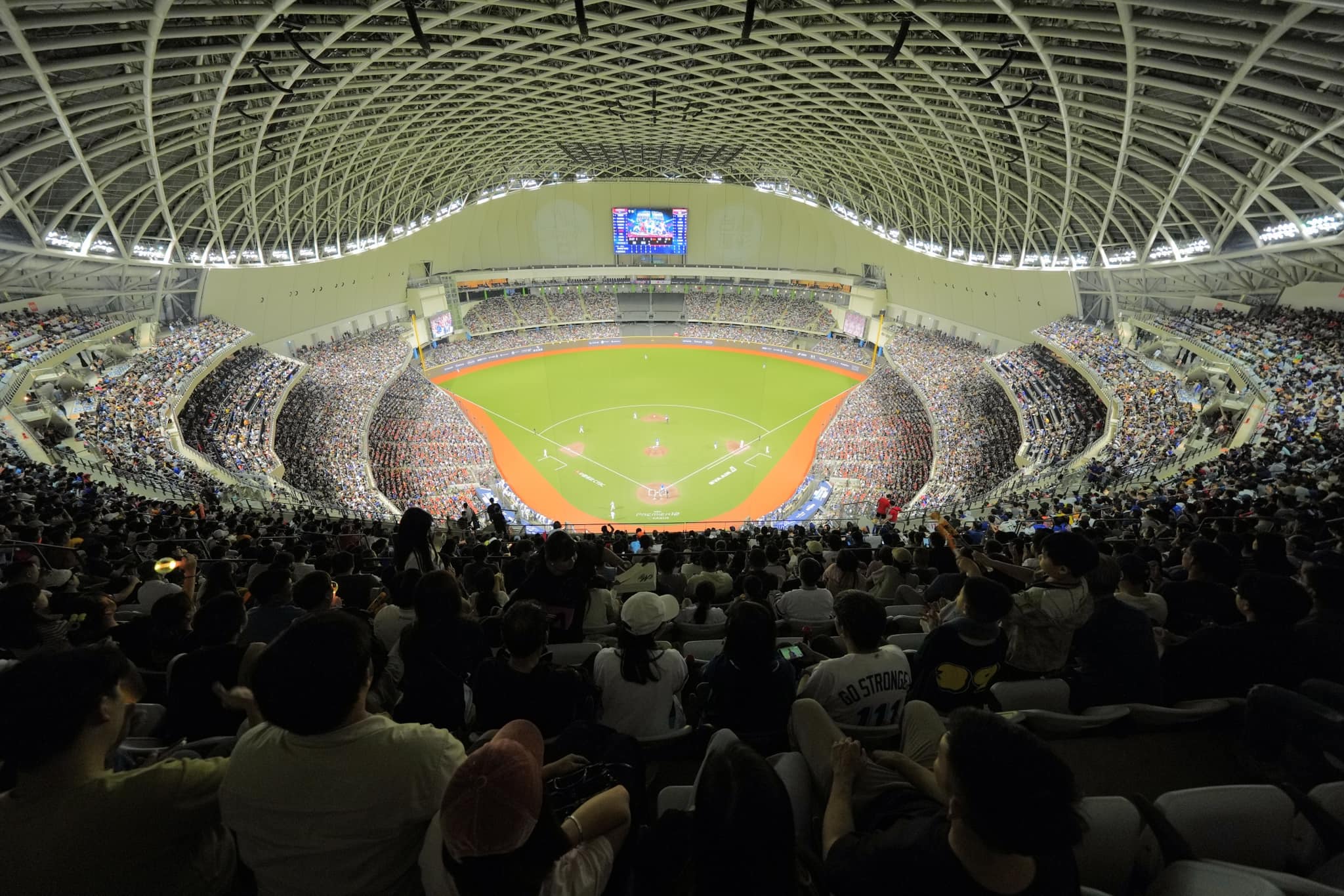 大巨蛋漏水頻傳，一名曾勘查大巨蛋的技師認為與前台北市長柯文哲當初倉促停工有關。（翻攝自CPBL 中華職棒臉書）