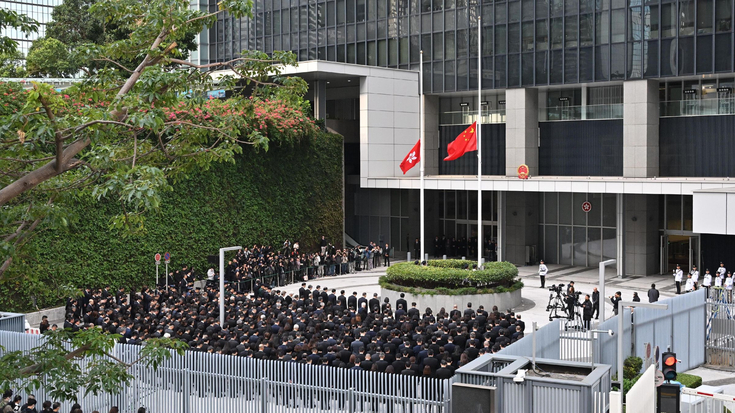 香港政府日前降半旗、全體官員默哀弔念宏福苑罹難者。(香港特區政府新聞公報)