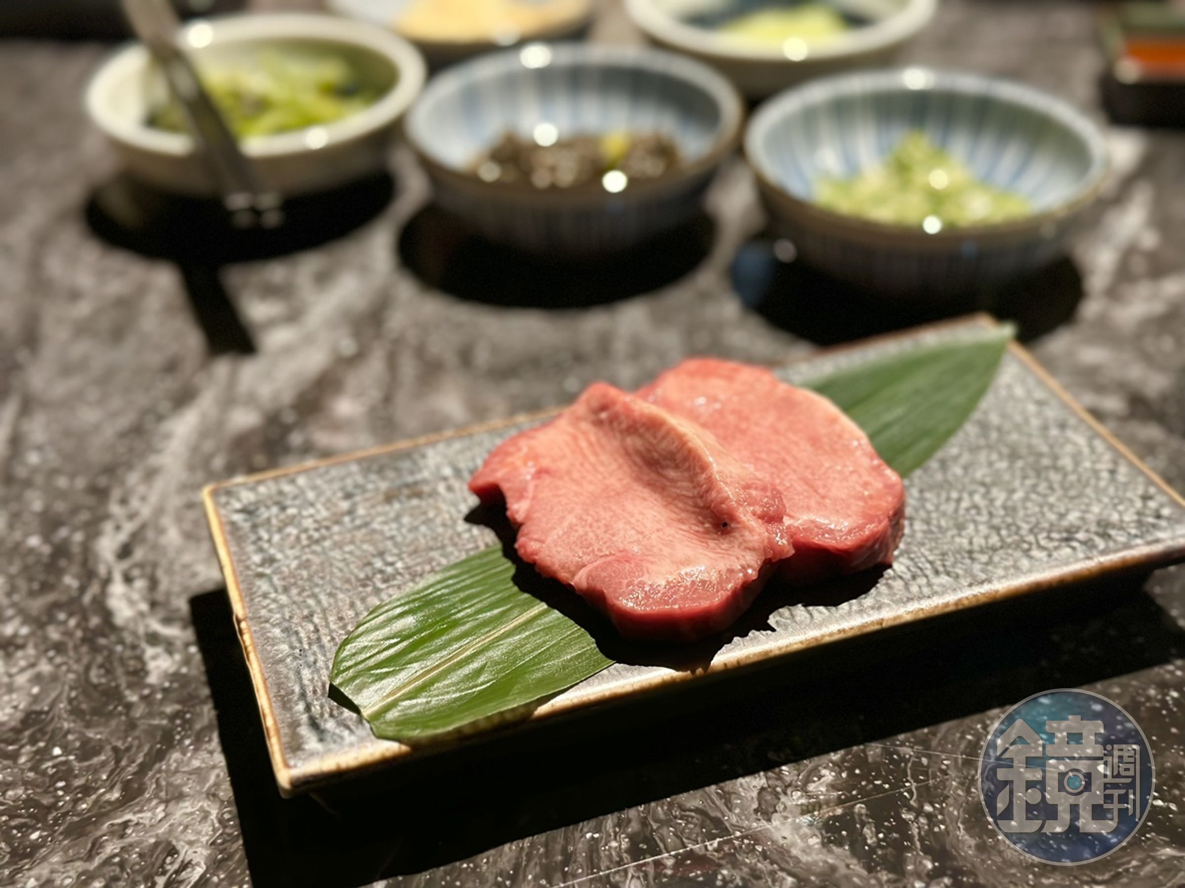 「澳洲和牛M8+牛舌厚切」不只大片,還有2公分厚。