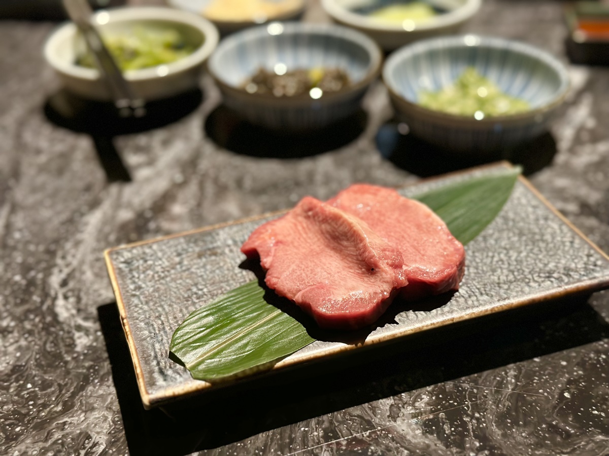 「澳洲和牛M8+牛舌厚切」不只大片，還有2公分厚。