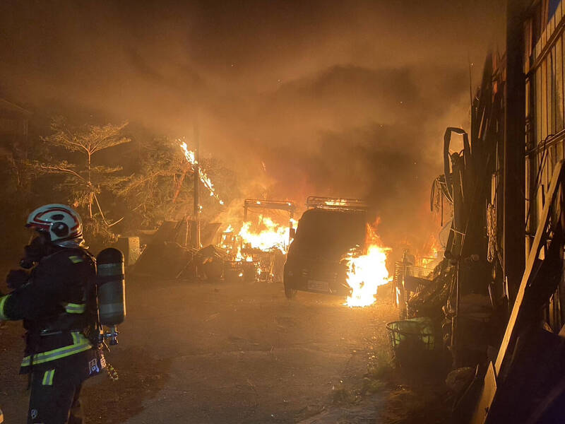 鐵皮屋工廠火勢猛烈，濃煙不斷飄散，消防局半小時後控制大火，但廠房付之一炬。（翻攝自畫面）