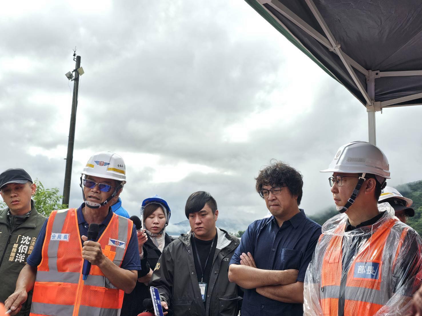 沈伯洋爆傅崐萁花蓮勘災「遲到還發表演說」。（翻攝自沈伯洋Threads）