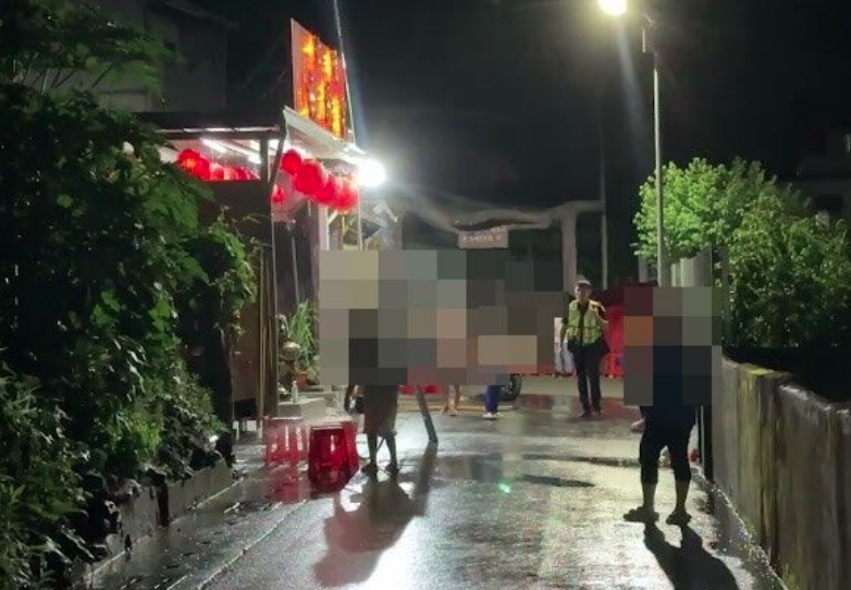 狂潑10桶穢物!信徒撐傘破功... 玄濟宮「遭3度砸場不忍提告了」