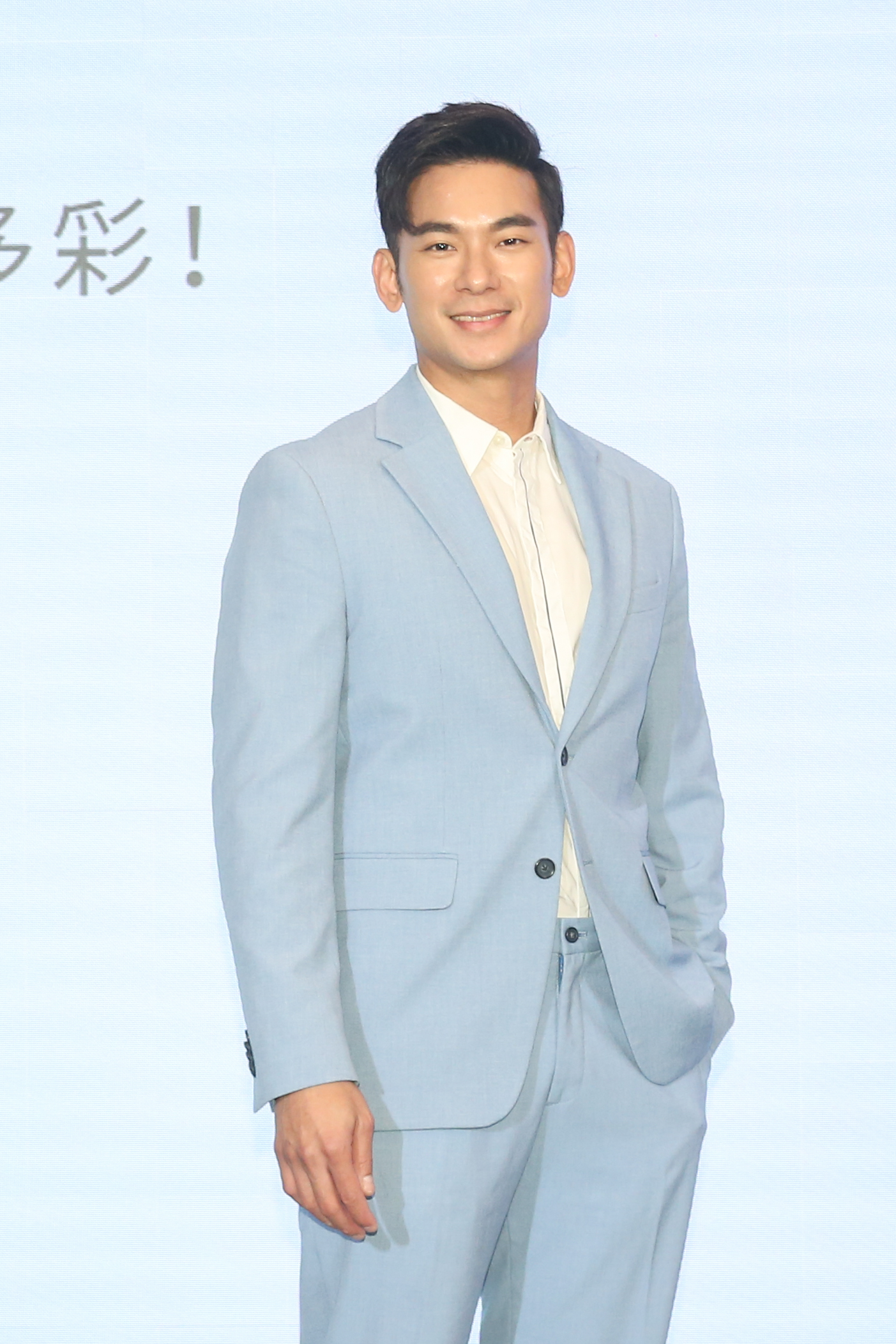 亮哲43歲開始老花。