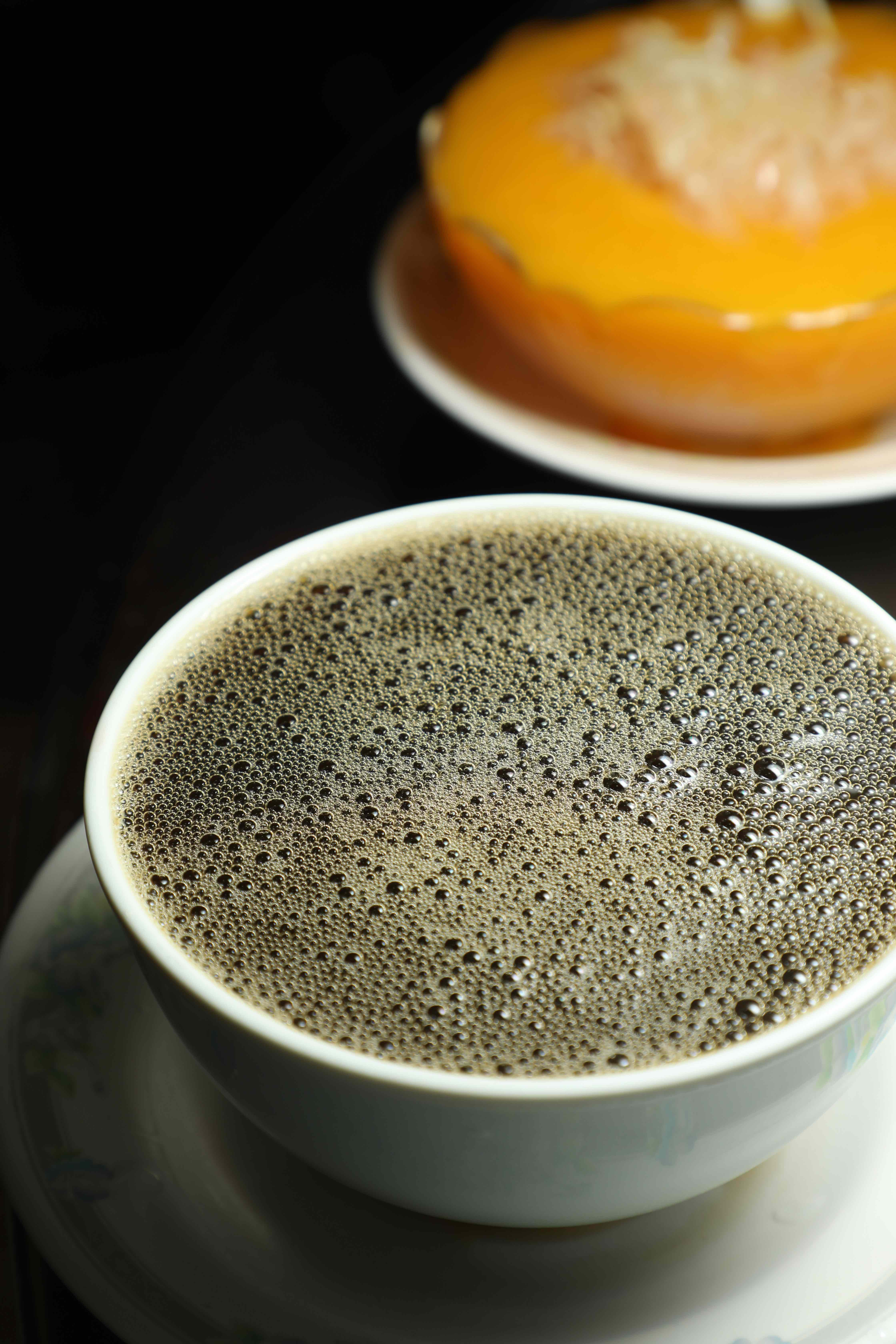 「特效祛濕熱茶」主打去濕、顧脾胃，深色茶湯入口，苦味明顯，喝完後慢慢回甘。（港幣41元／小碗，約NT$167）