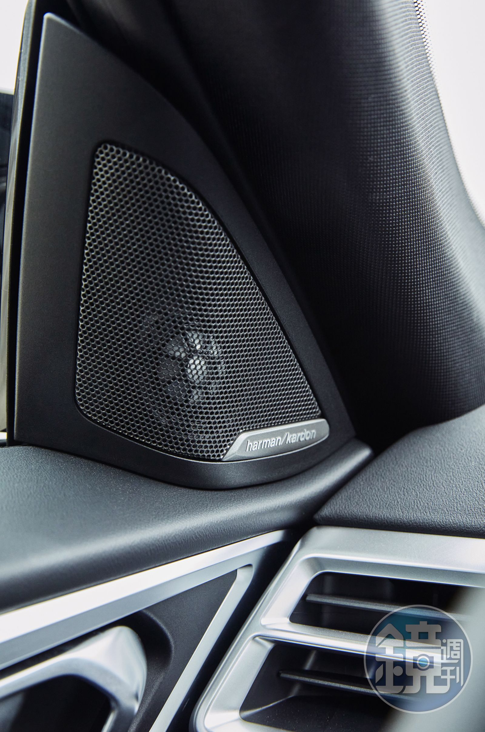 標配 17 具揚聲器harmon/kardon 高傳真音響系統。