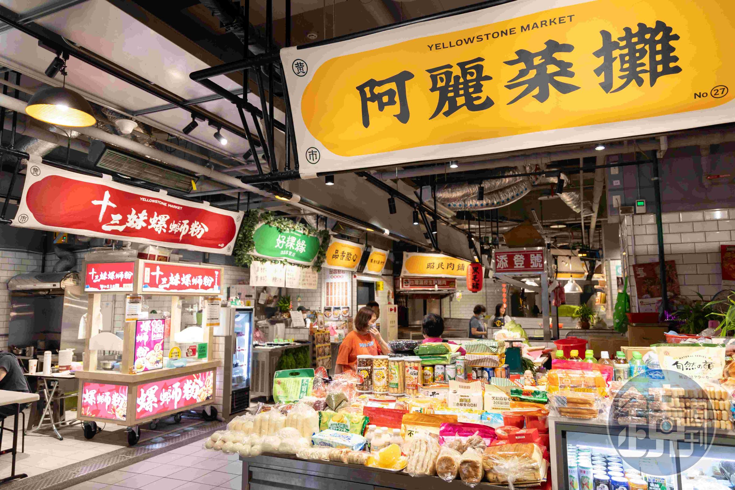 以前的傳統菜攤換上新招牌，但仍保留昔日的市場人情味。