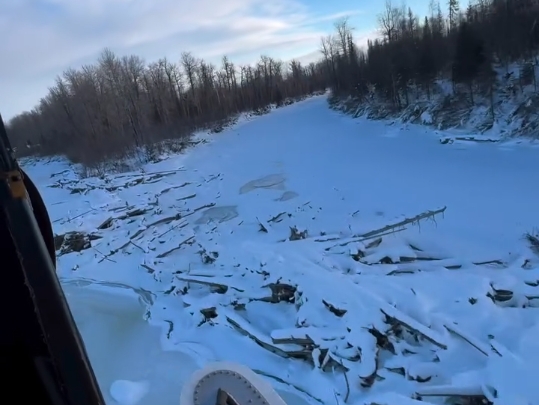 阿拉斯加偏遠地區的交通非常不便，路面都是厚厚的雪地，凍結著路面，令居民出入困難。（翻攝自instagram @akbrunette）