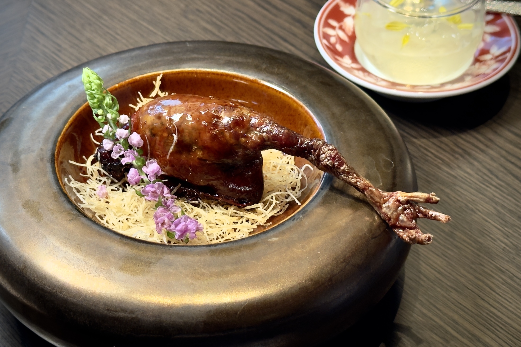 「山珍黑松露和牛釀妙齡乳鴿腿」將松露和牛釀入乳鴿腿,展現創新粵式工藝。