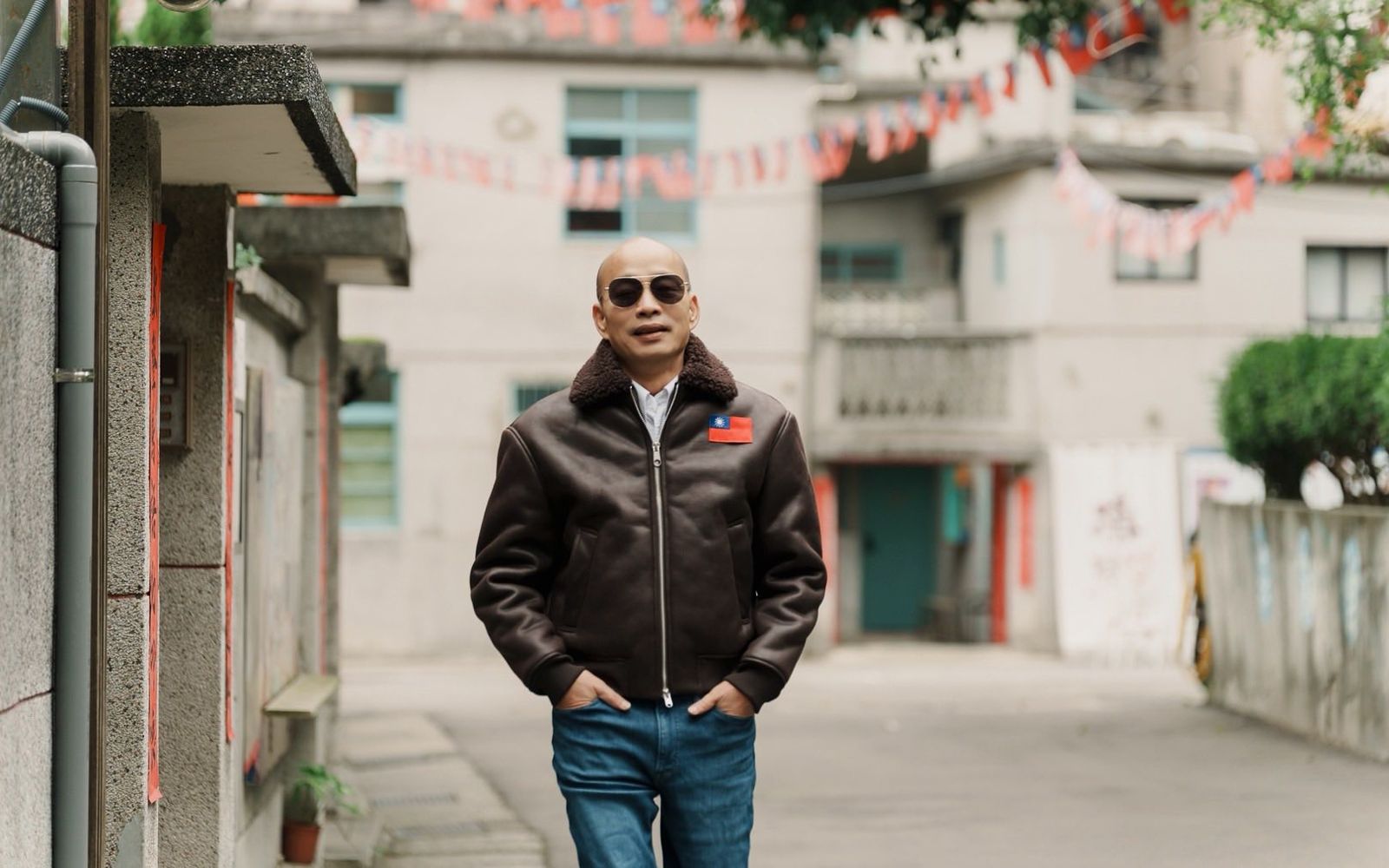 韓國瑜曬墨鏡皮衣照宣傳桌曆預購　網驚呼：太潮了吧