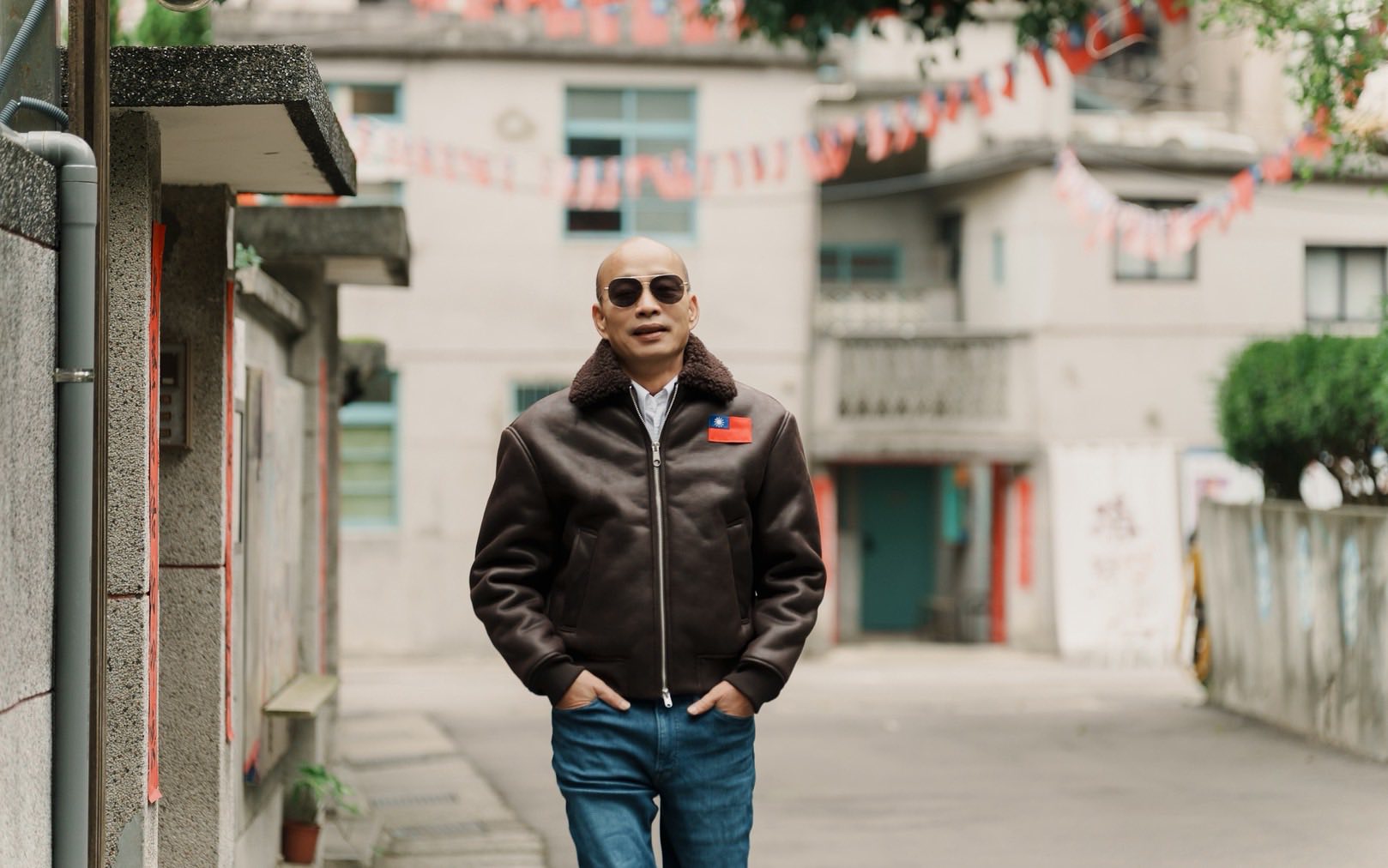 韓國瑜今曬出墨鏡搭配皮衣的照片，並宣傳自己的《典亮祝福，歲月同行》桌曆已開始預購。（翻攝自韓國瑜臉書）