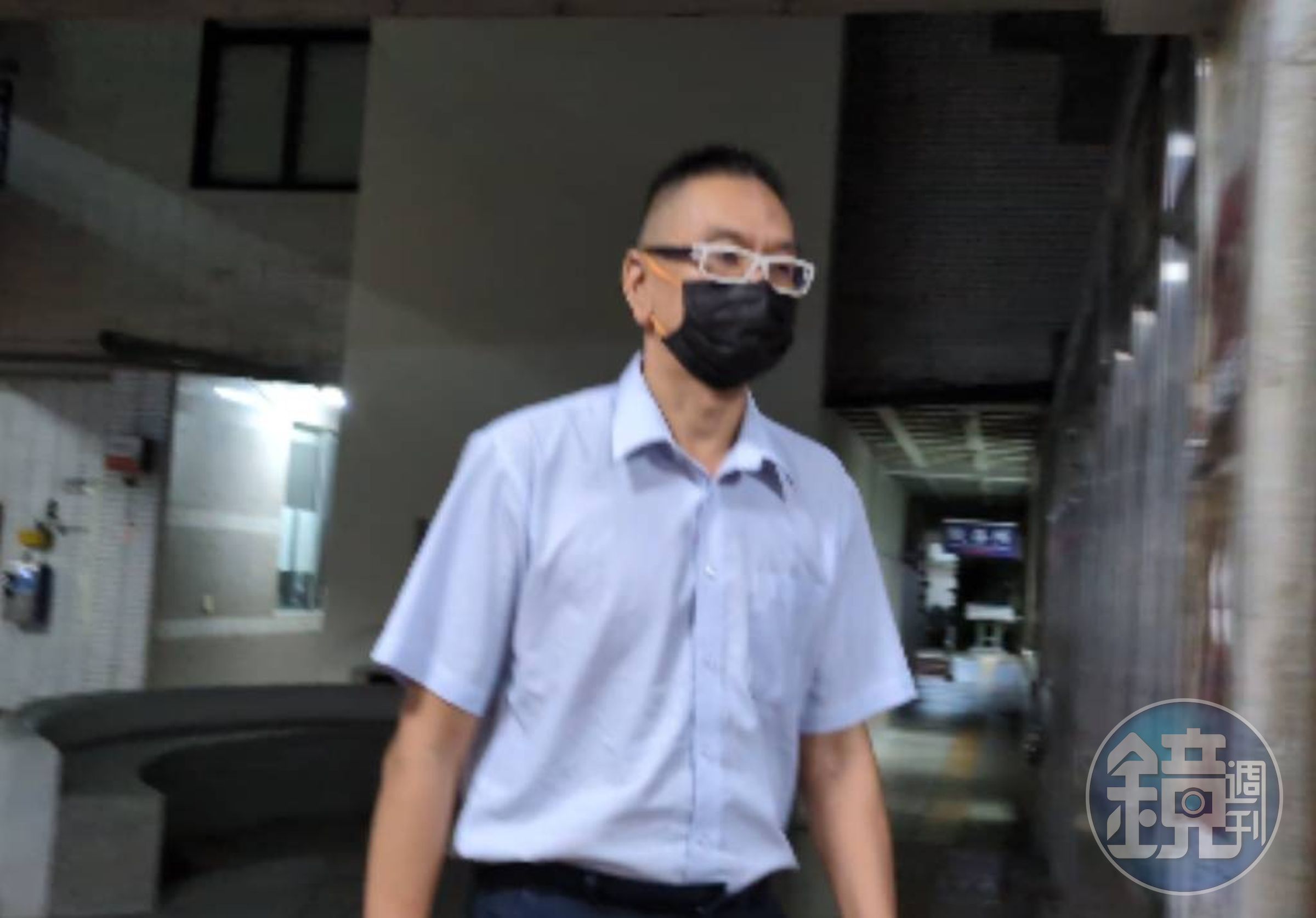 中聯油脂總經理余凌冲11日凌晨交保出來,不發一語離去。(鄧玉瑩攝影)