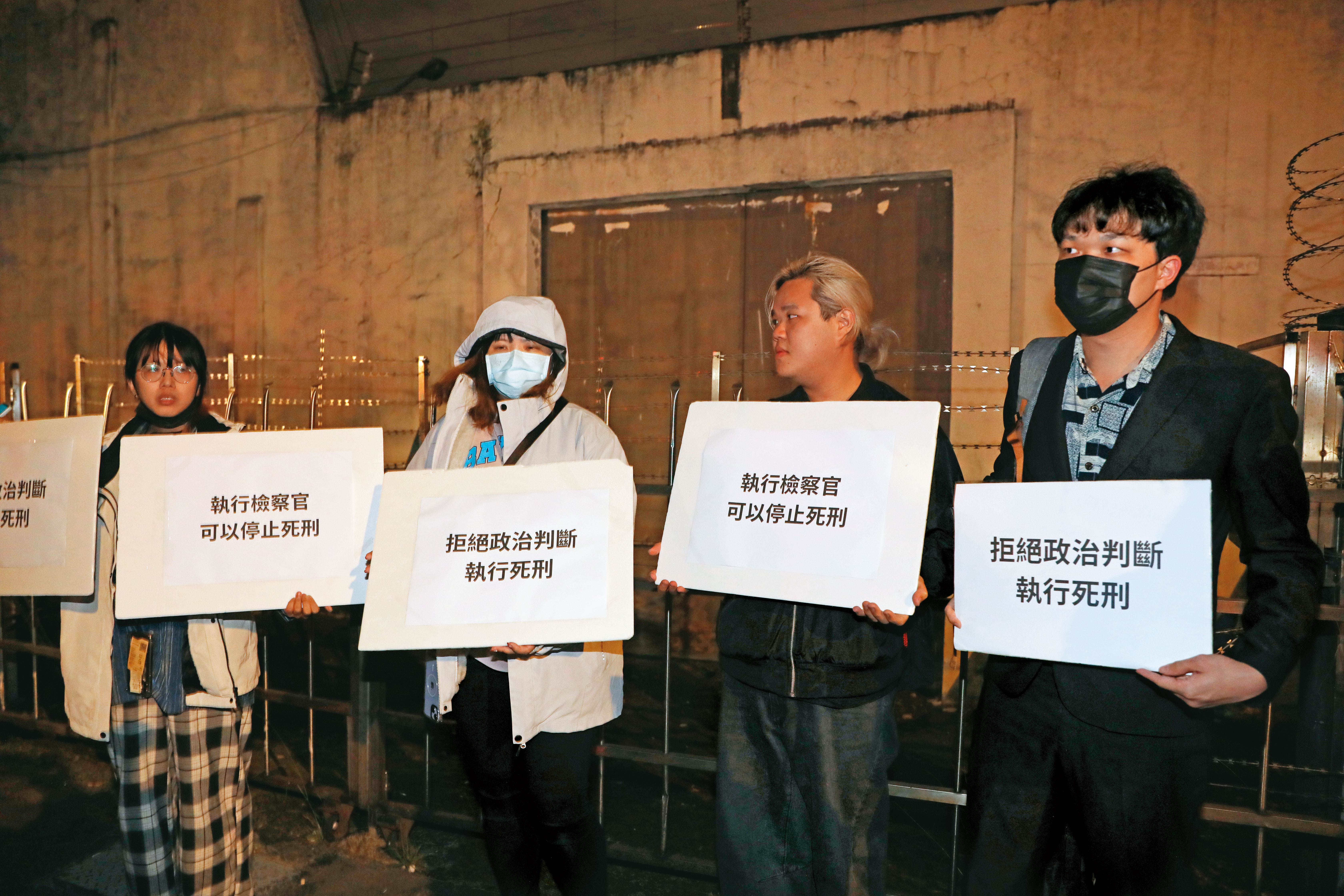 在這種大環境底下，加上立法院朝野嚴重衝撞對立，不利政府施政，極有可能為了收攬民心，就拿黃麟凱祭旗。