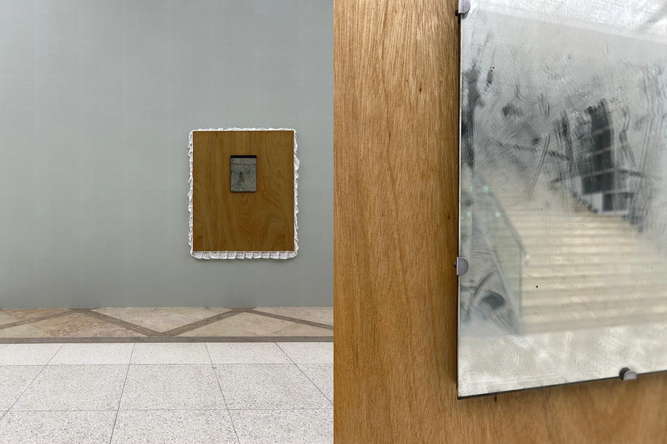 志工誤將藝術家展覽作品誤以為有髒汙，拿衛生紙擦拭（右圖）。（翻攝自基隆市文化觀光局 臉書）