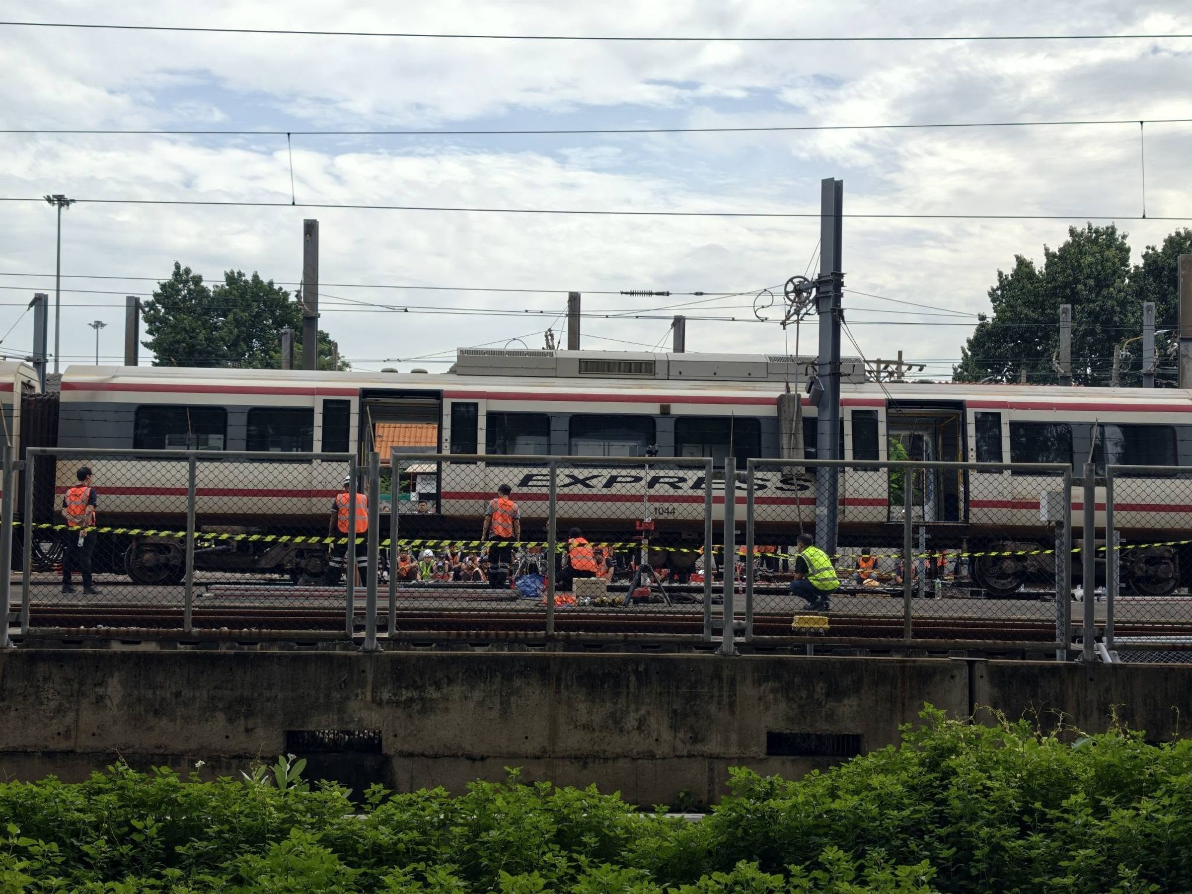 泰國曼谷機場捷運今凌晨發生重大技術故障，導致全線運能嚴重癱瘓。（翻攝自คน ตื่น รถไฟ臉書）