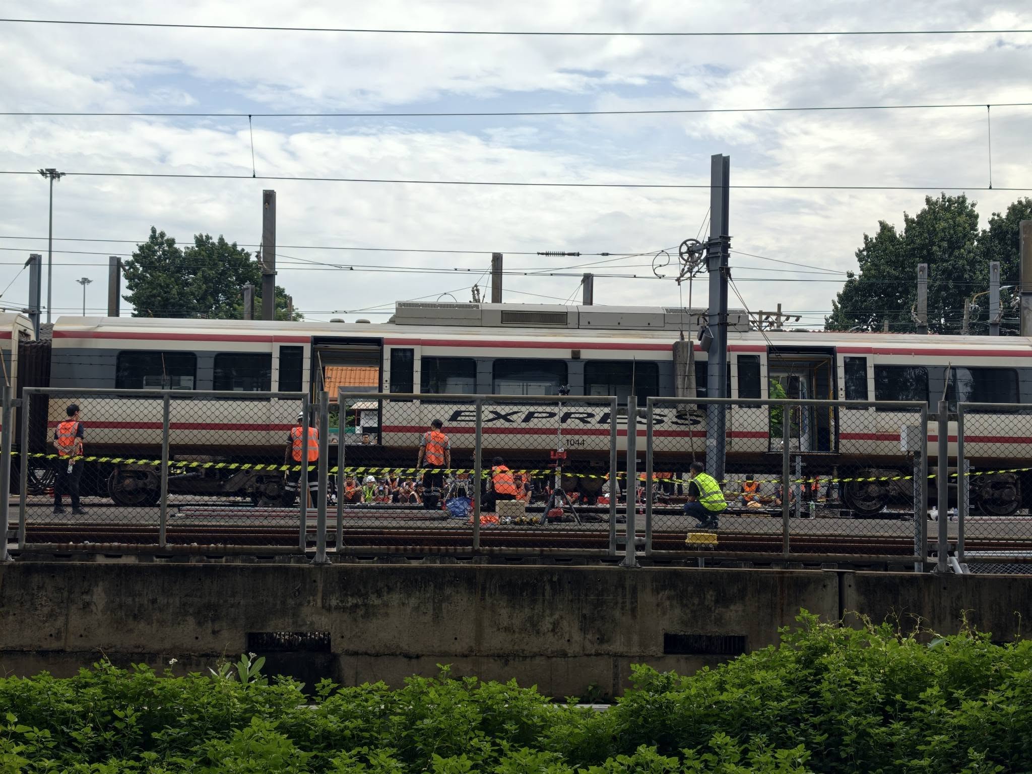 泰國曼谷機場捷運今凌晨發生重大技術故障，導致全線運能嚴重癱瘓。（翻攝自คน ตื่น รถไฟ臉書）