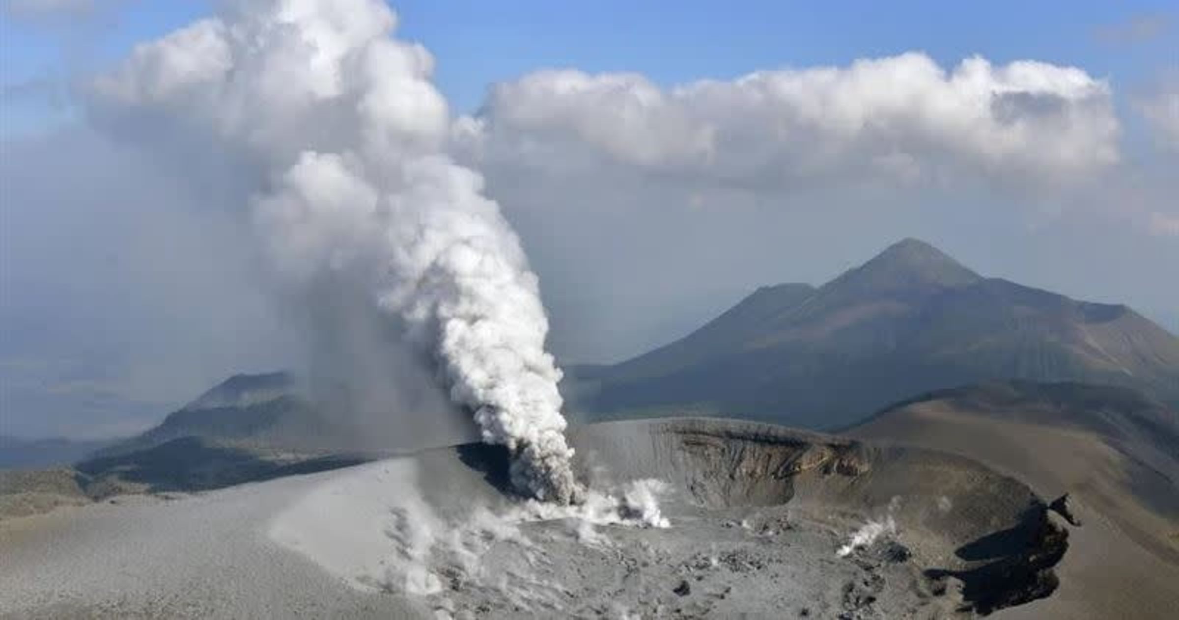 日本鹿兒島縣與宮崎縣交界的霧島連山「新燃岳」火山,事隔7年後22日再首度噴發。示意圖。(翻攝自pixabay)