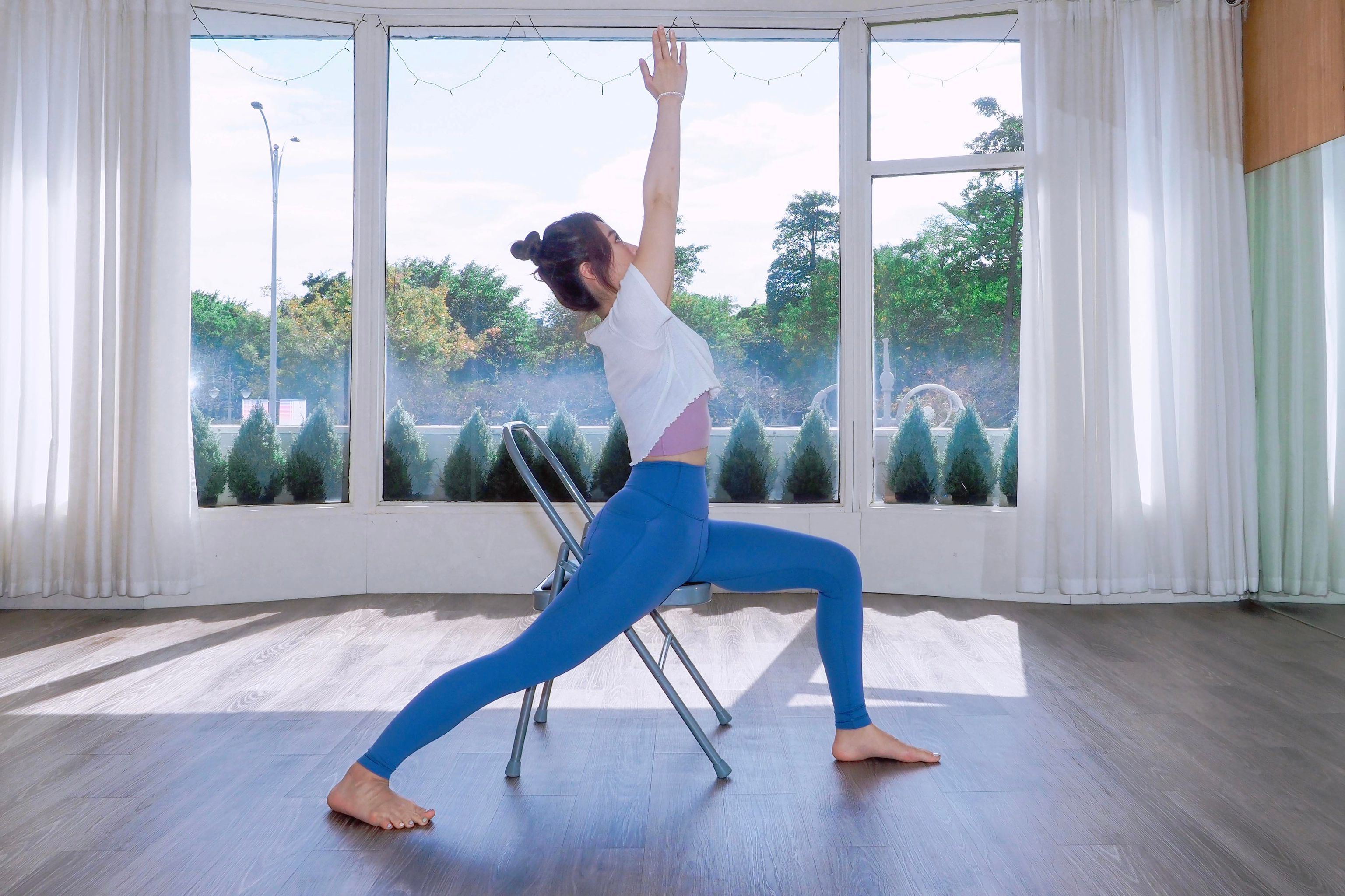 瑜伽老師CHA CHA教大家「英雄一」體式，感受飛黃騰達的氛圍。（CHA 帶瑜去旅行提供）