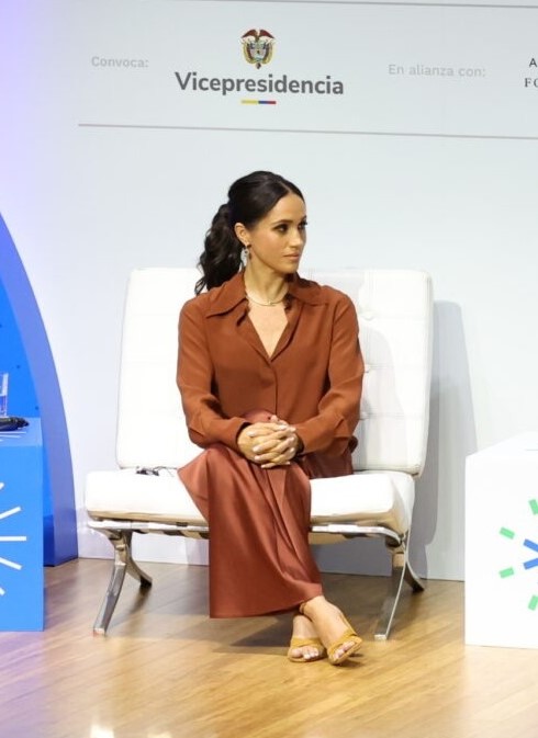 梅根穿「貝嫂牌」Victoria Beckham襯衫參加大學論壇。（翻攝sussex.com）