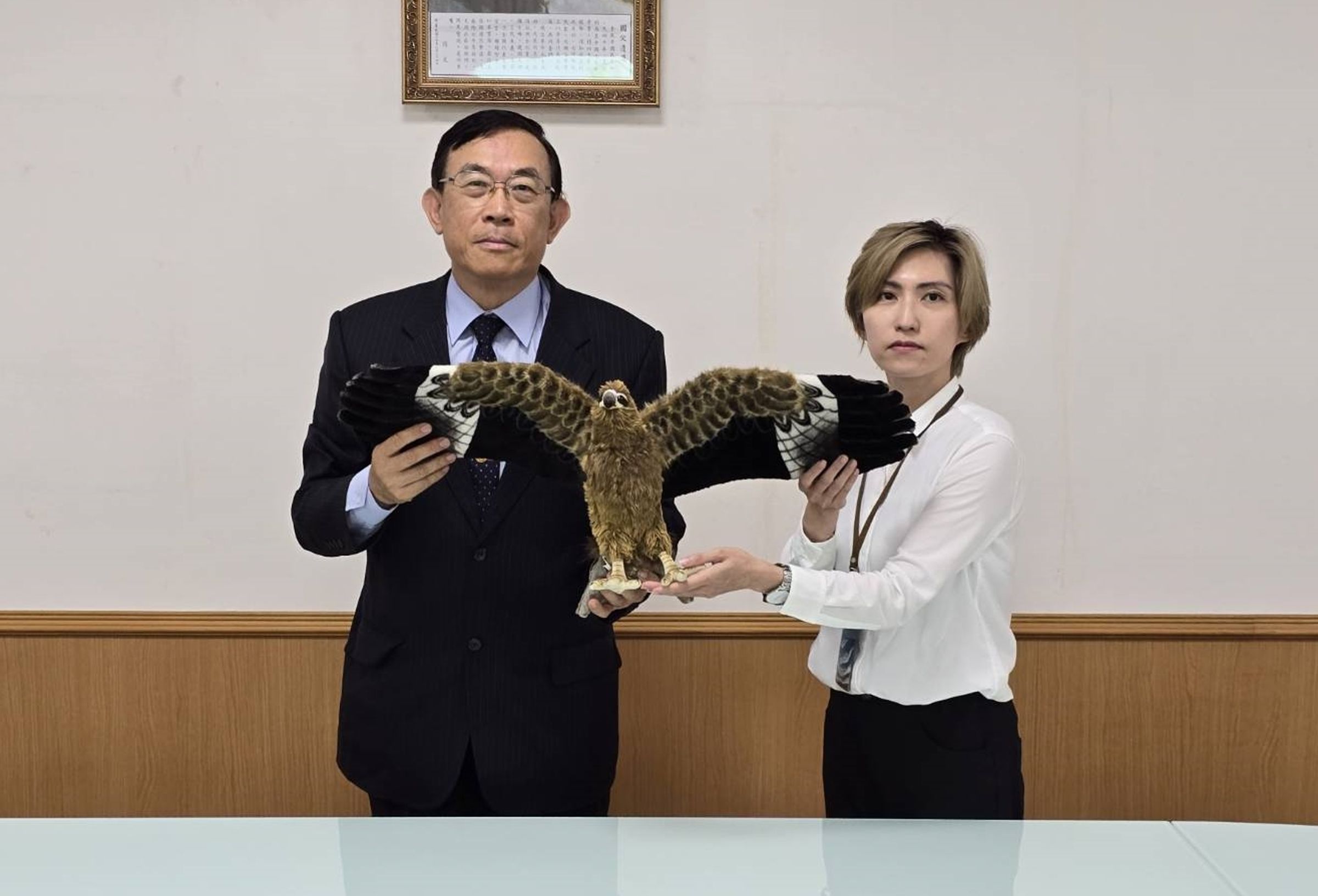 檢察總長邢泰釗(左)今專程前往雲林地檢署嘉勉辦案團隊打擊綠能蟑螂績效卓著,致贈「台灣之鷹」擬真動物模型給承辦檢察官,並感謝辦案明察秋毫如鷹眼,摘奸發伏迅敏如鷹擊。(最高檢提供)