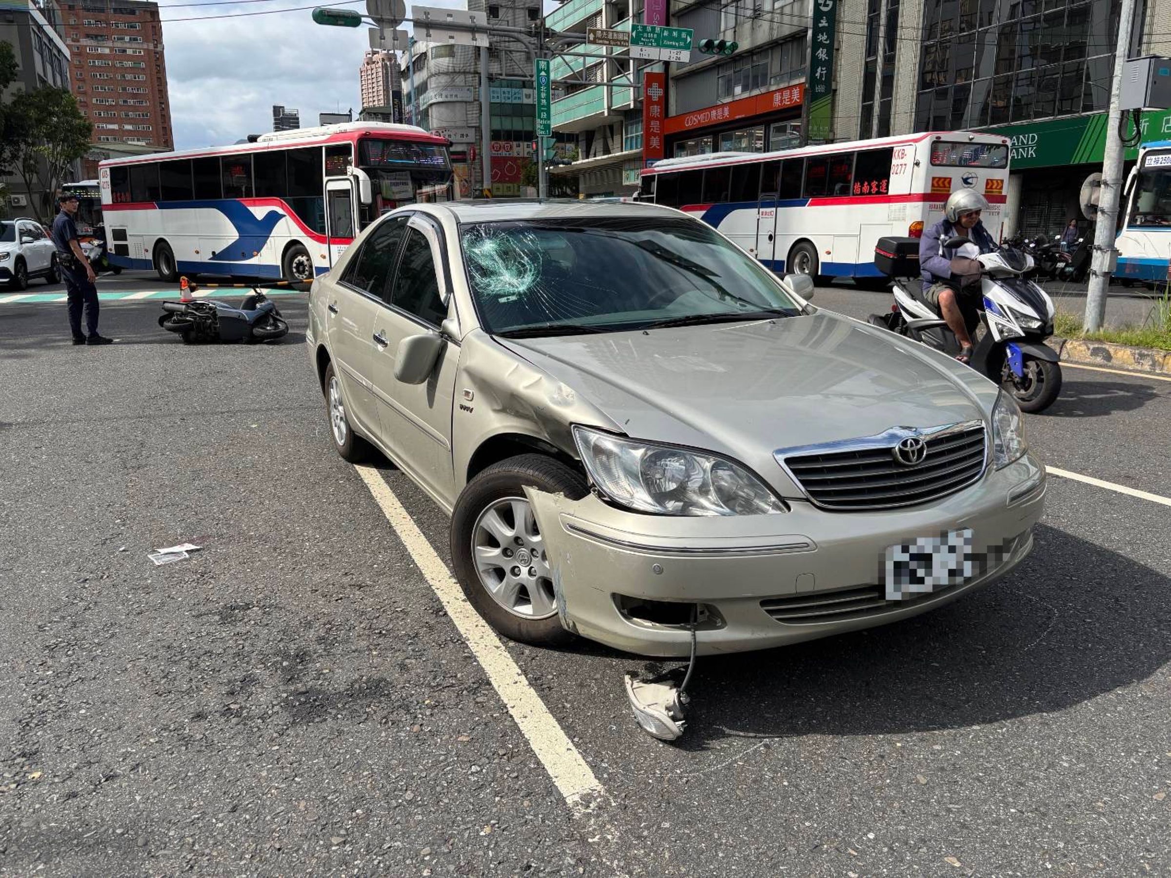 新北發生嚴重車禍。（警方提供）