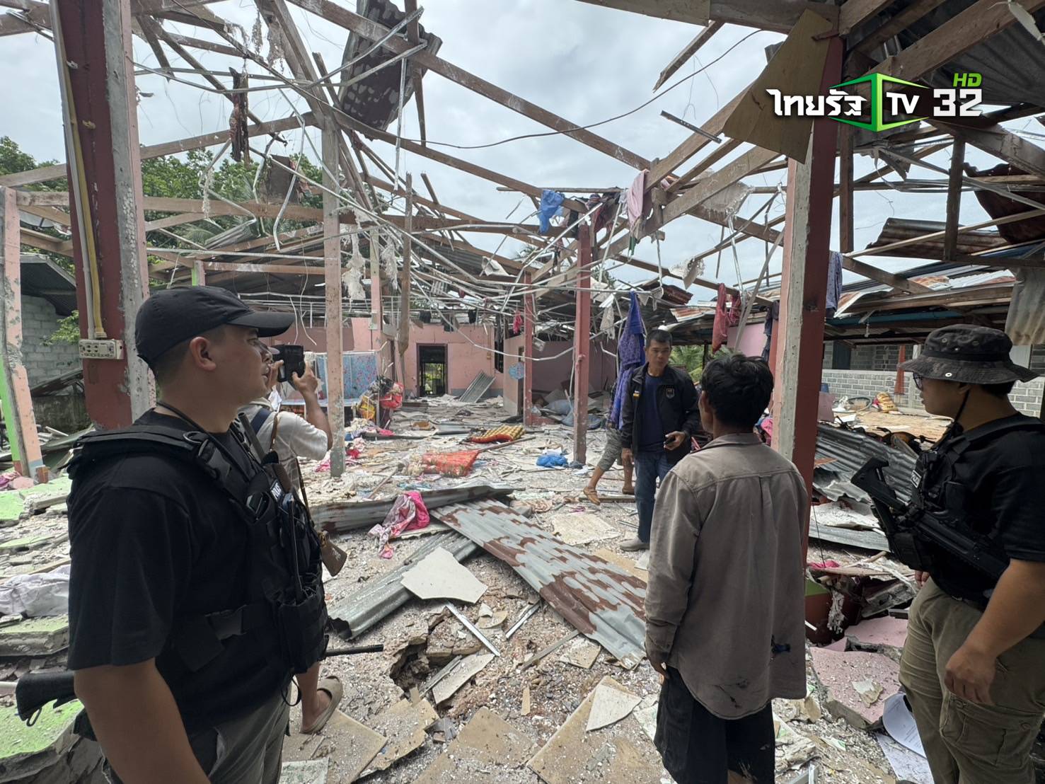 泰國平民住宅遭到柬埔寨飛彈攻擊。（翻攝自ThairathTV粉絲專頁）