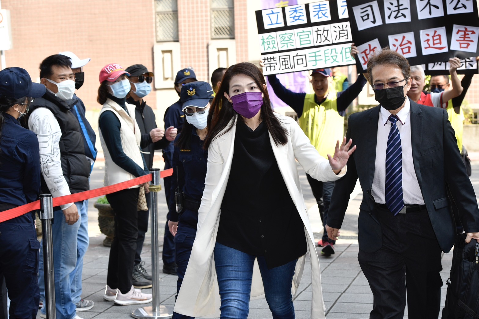 高虹安涉貪案將一審宣判，若遇上颱風假則將順延一天。圖為高虹安北上開庭畫面。