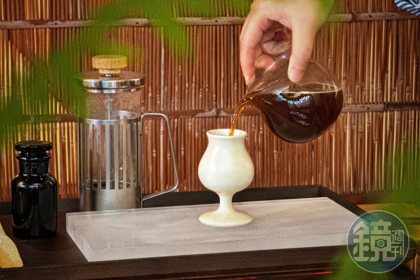 COFFEE LAW嚴選台灣主要山系的本地咖啡豆沖煮的手沖咖啡，讓遊客邊喝咖啡邊感受台灣山林的意境。（380～630元／壺）（圖／鏡週刊）