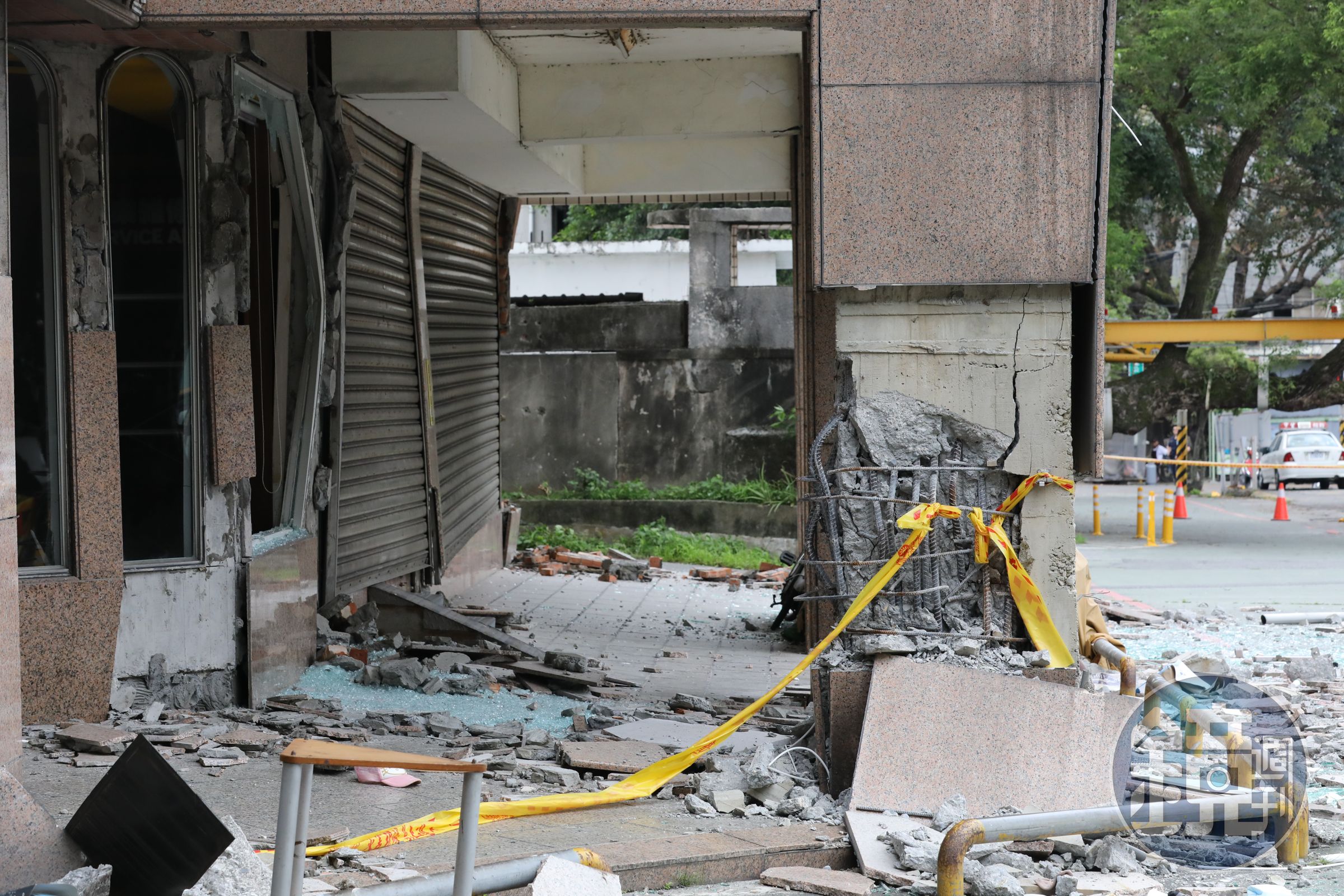 花蓮強震後全台已至少42件建物遭列紅單,若民眾對自家房屋有安全疑慮,可洽詢當地建管單位,請專業技師進行評估。圖為花蓮明禮路統帥大樓。